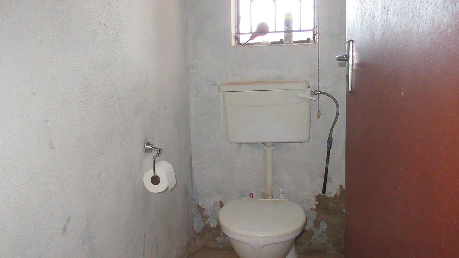 Bathroom 2 - 2 square meters of property in Protea Glen