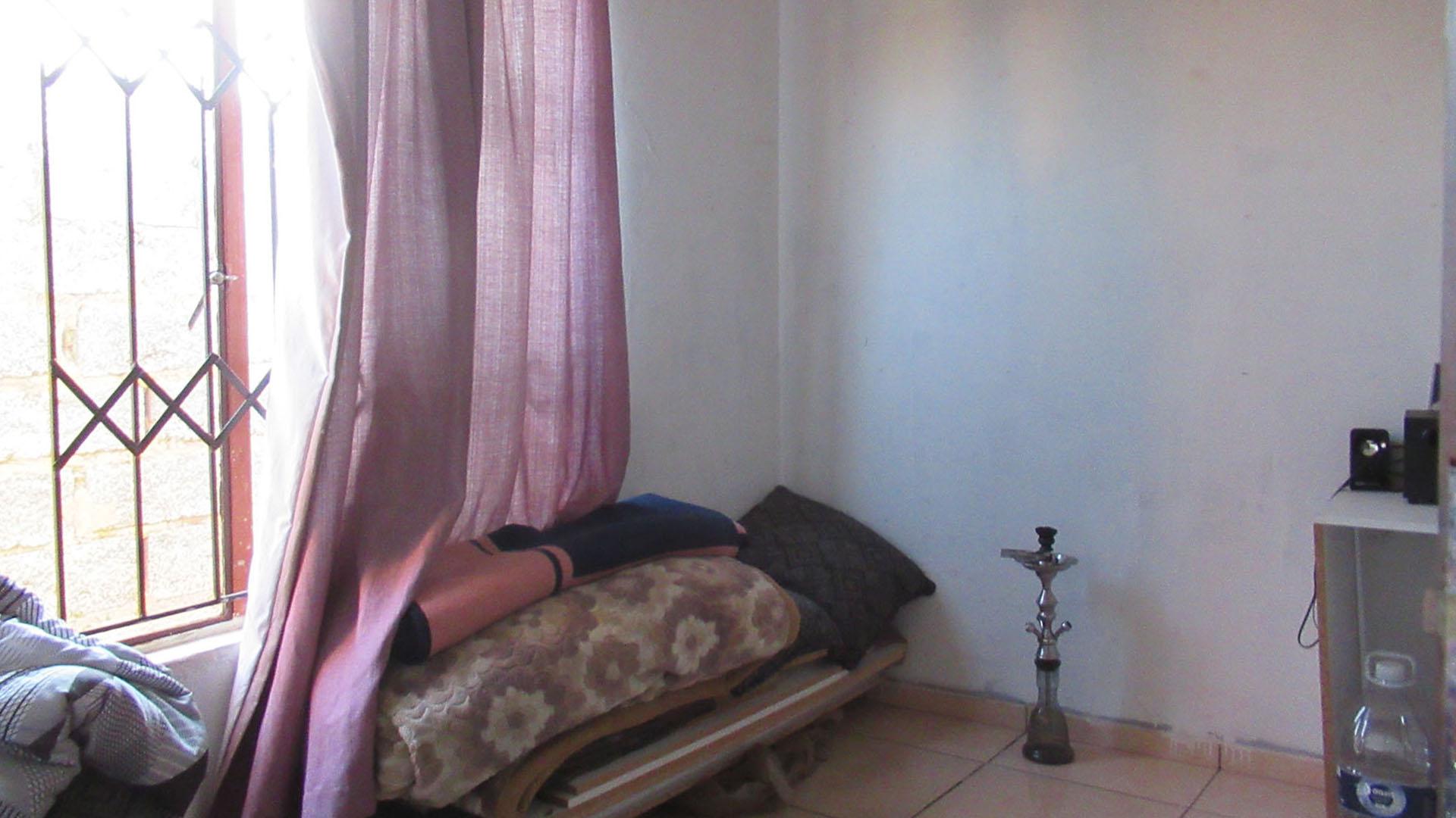 Bed Room 1 - 10 square meters of property in Protea Glen