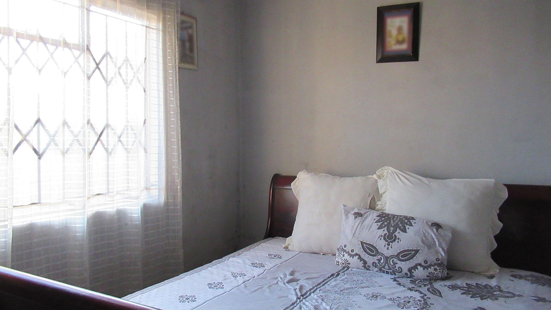 Bed Room 2 - 11 square meters of property in Protea Glen