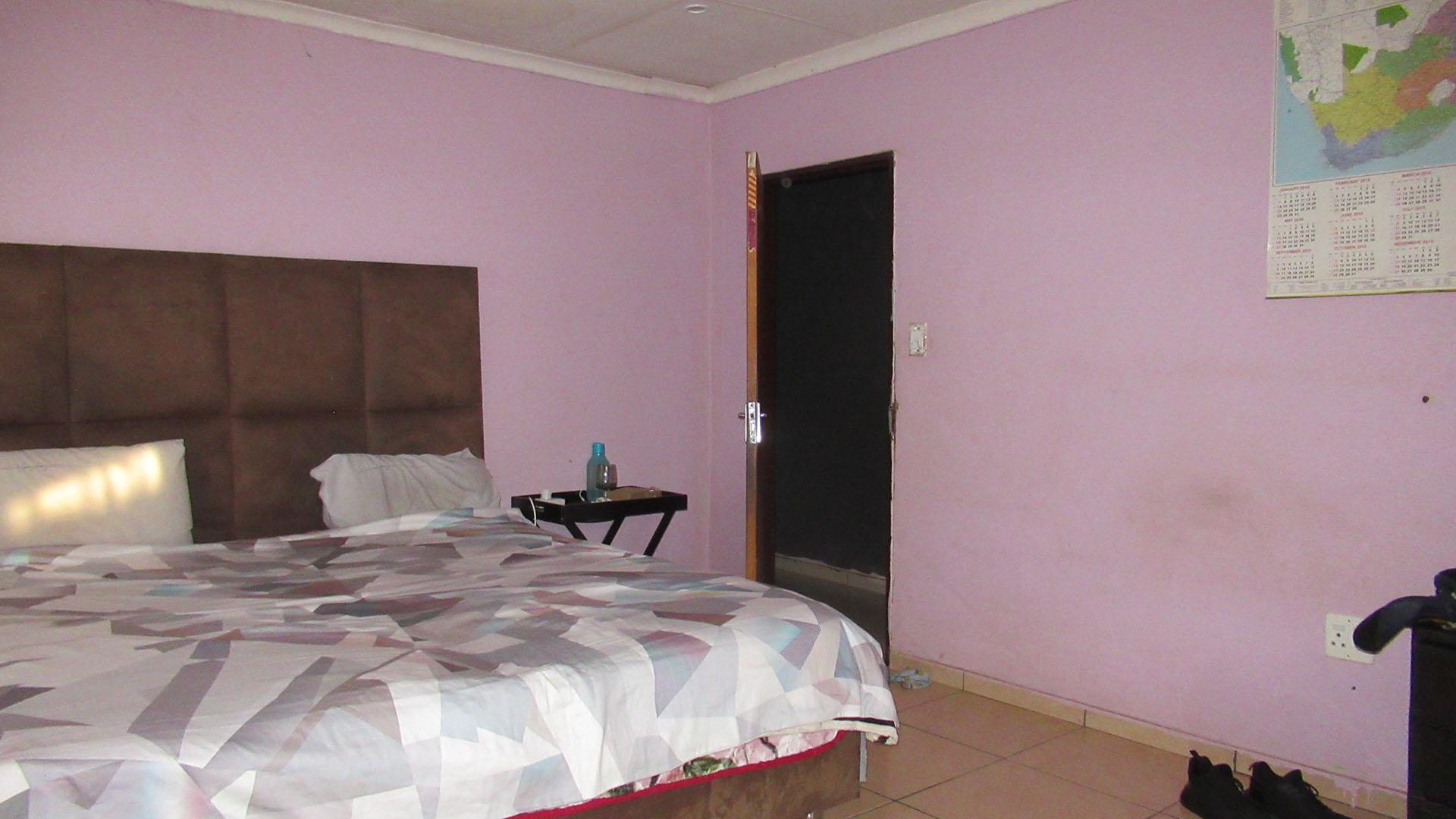 Main Bedroom - 22 square meters of property in Protea Glen