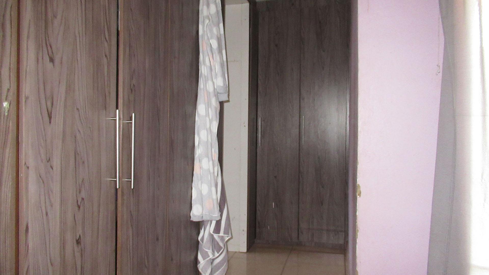 Main Bedroom - 22 square meters of property in Protea Glen