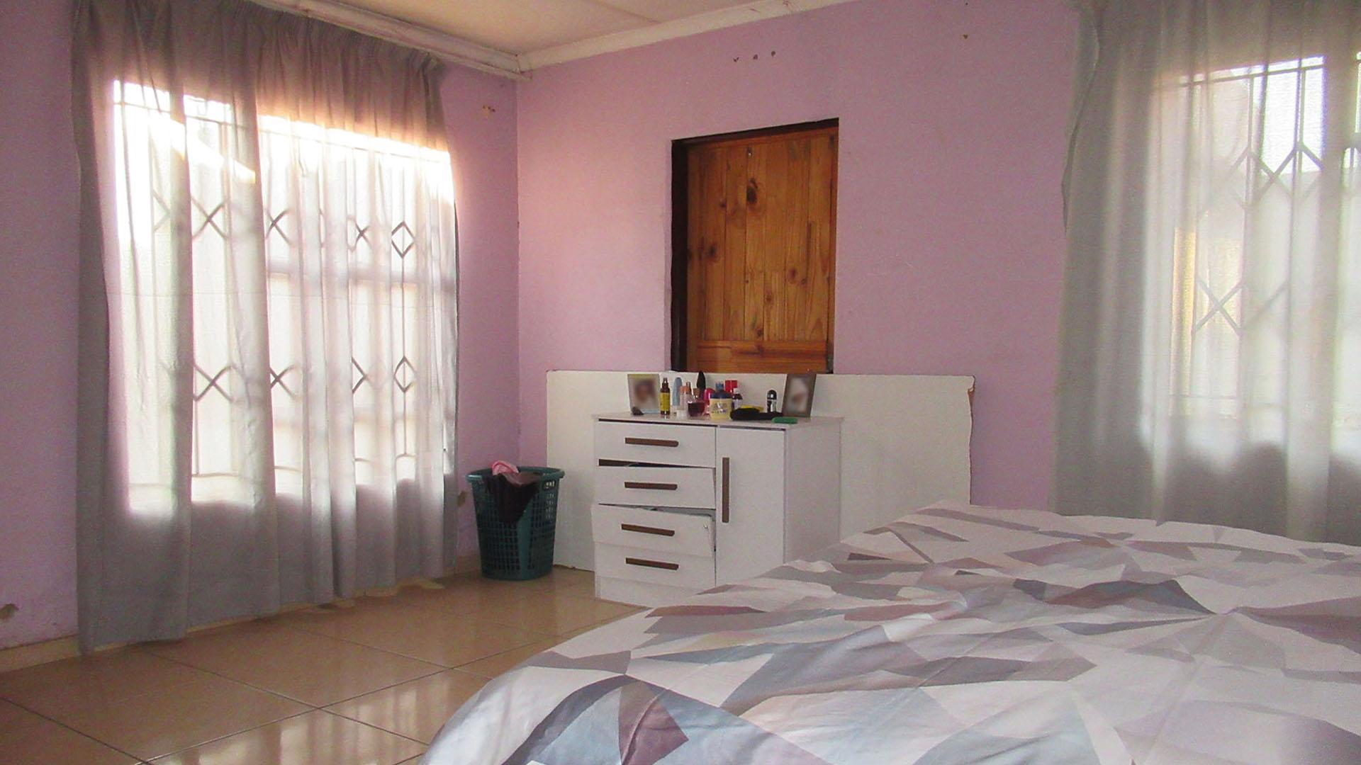 Main Bedroom - 22 square meters of property in Protea Glen
