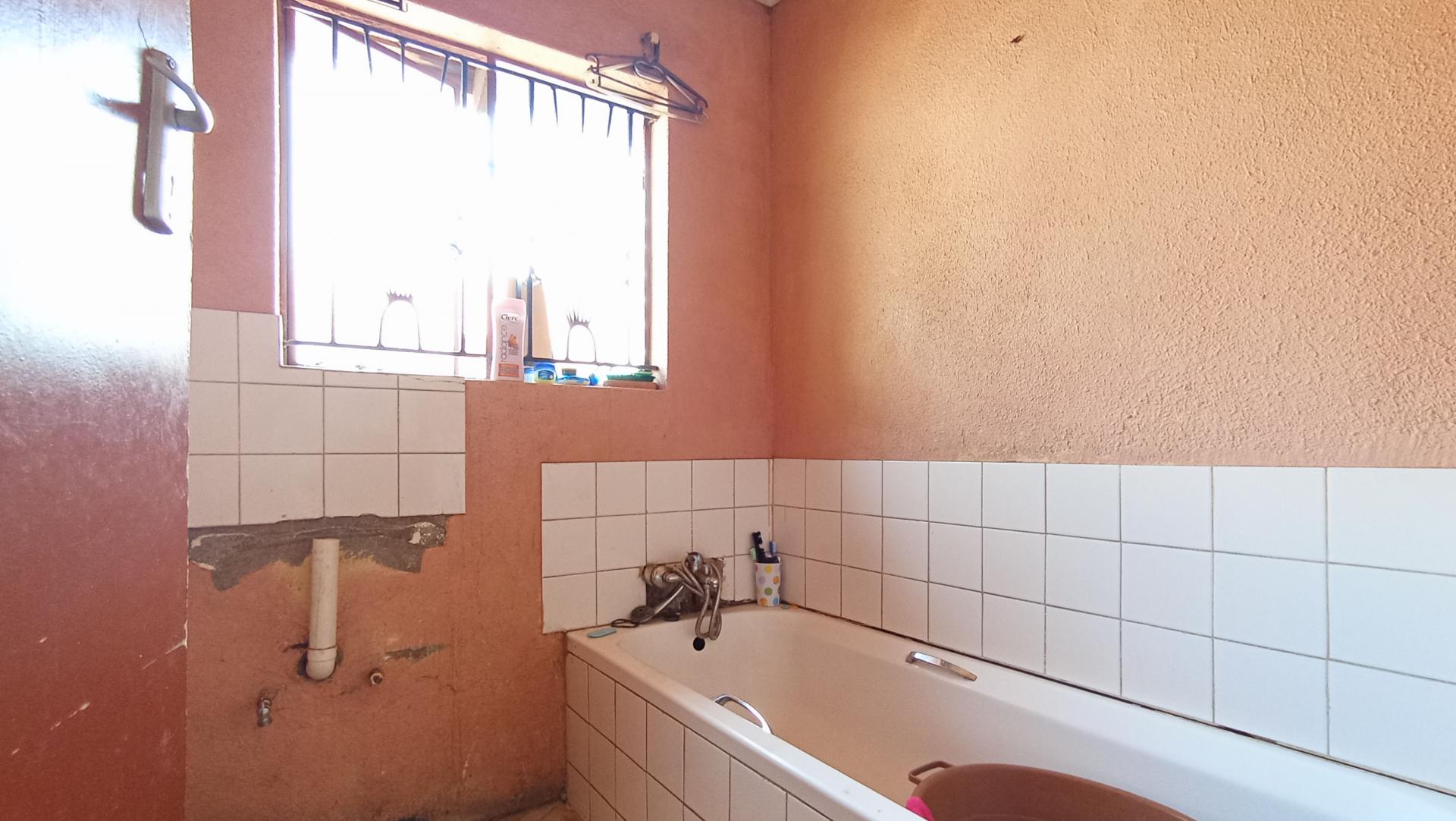 Bathroom 2 - 4 square meters of property in Riverlea - JHB