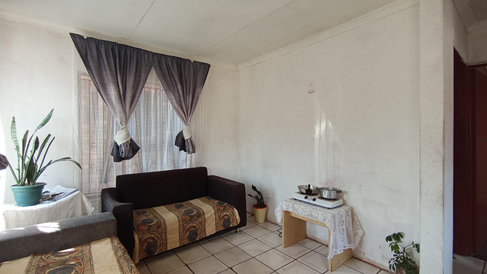 Lounges - 11 square meters of property in Riverlea - JHB