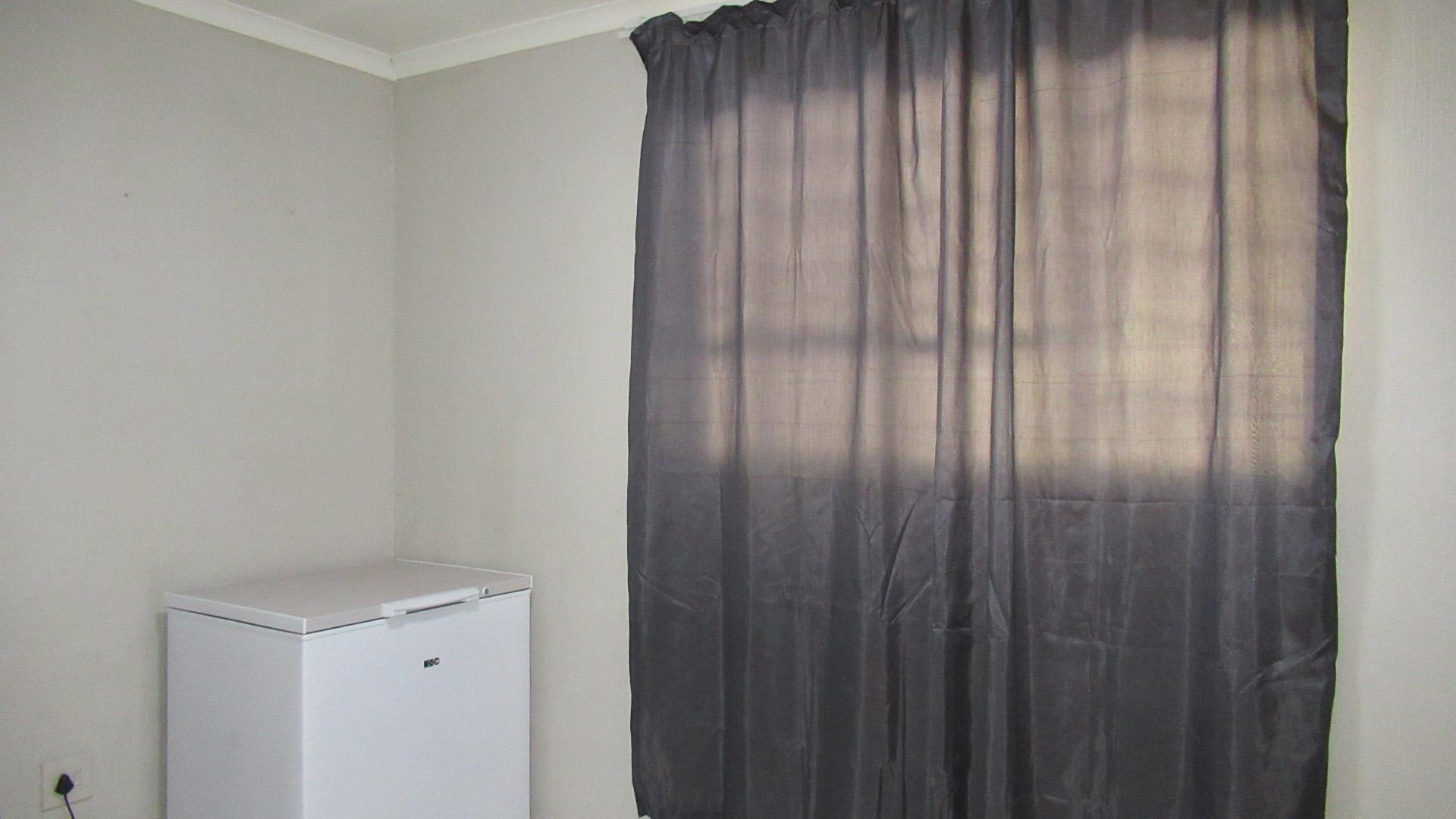 Bed Room 1 - 10 square meters of property in La Montagne