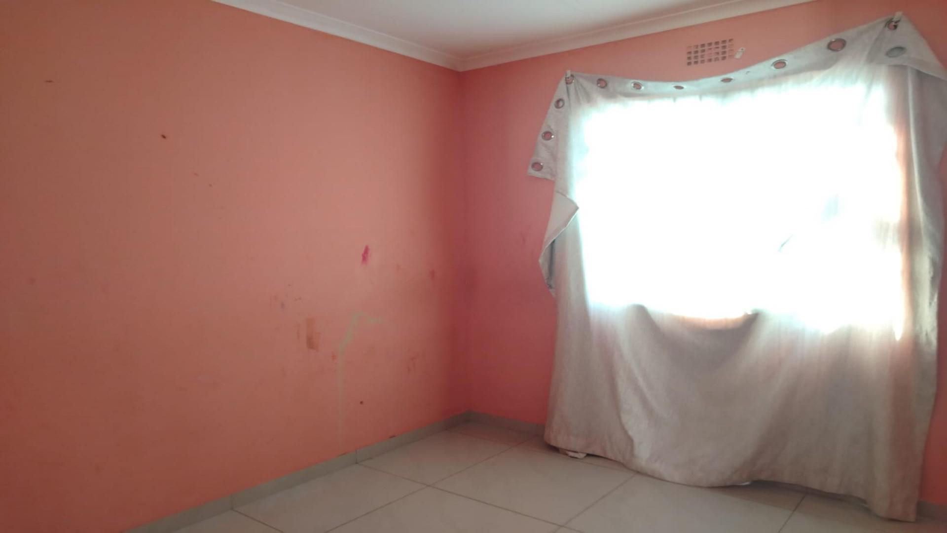 Bed Room 1 of property in Ngwelezana A