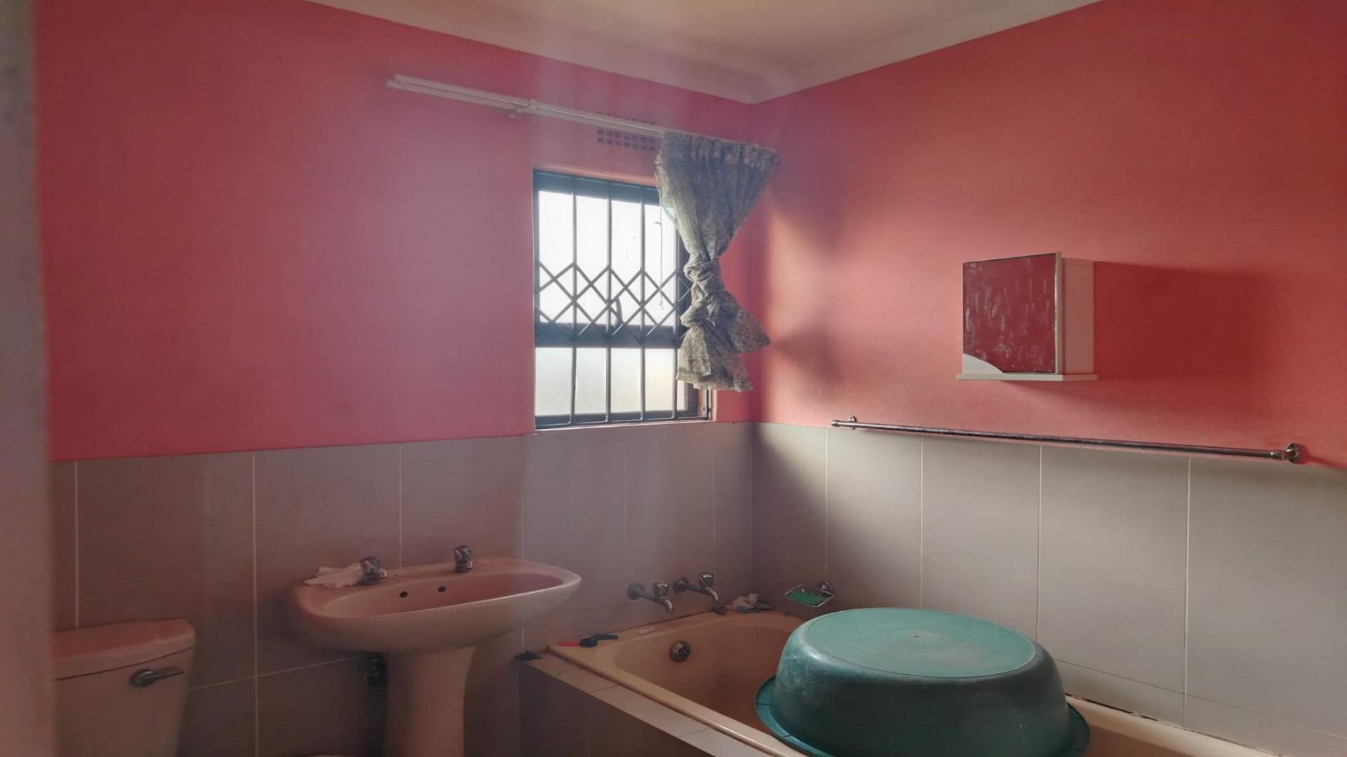 Bathroom 1 of property in Ngwelezana A