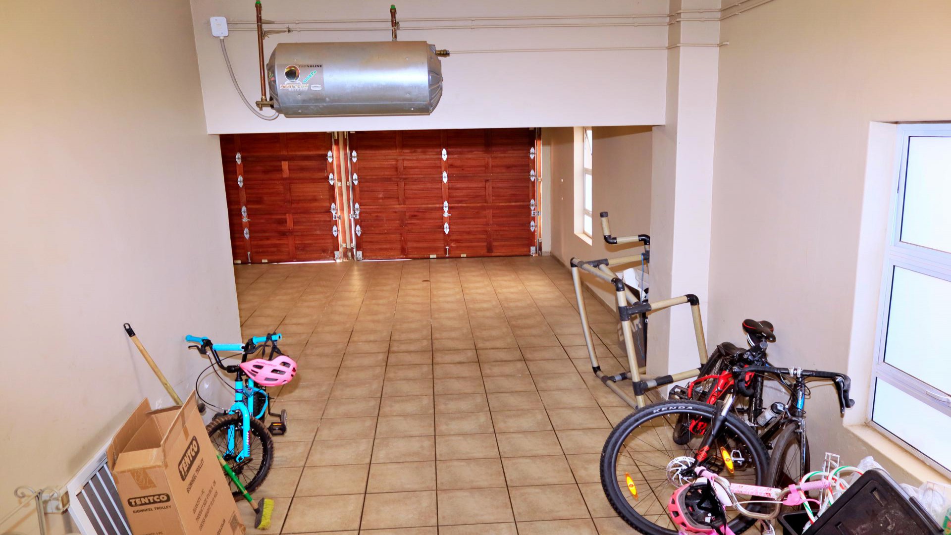 Garage of property in Louwlardia