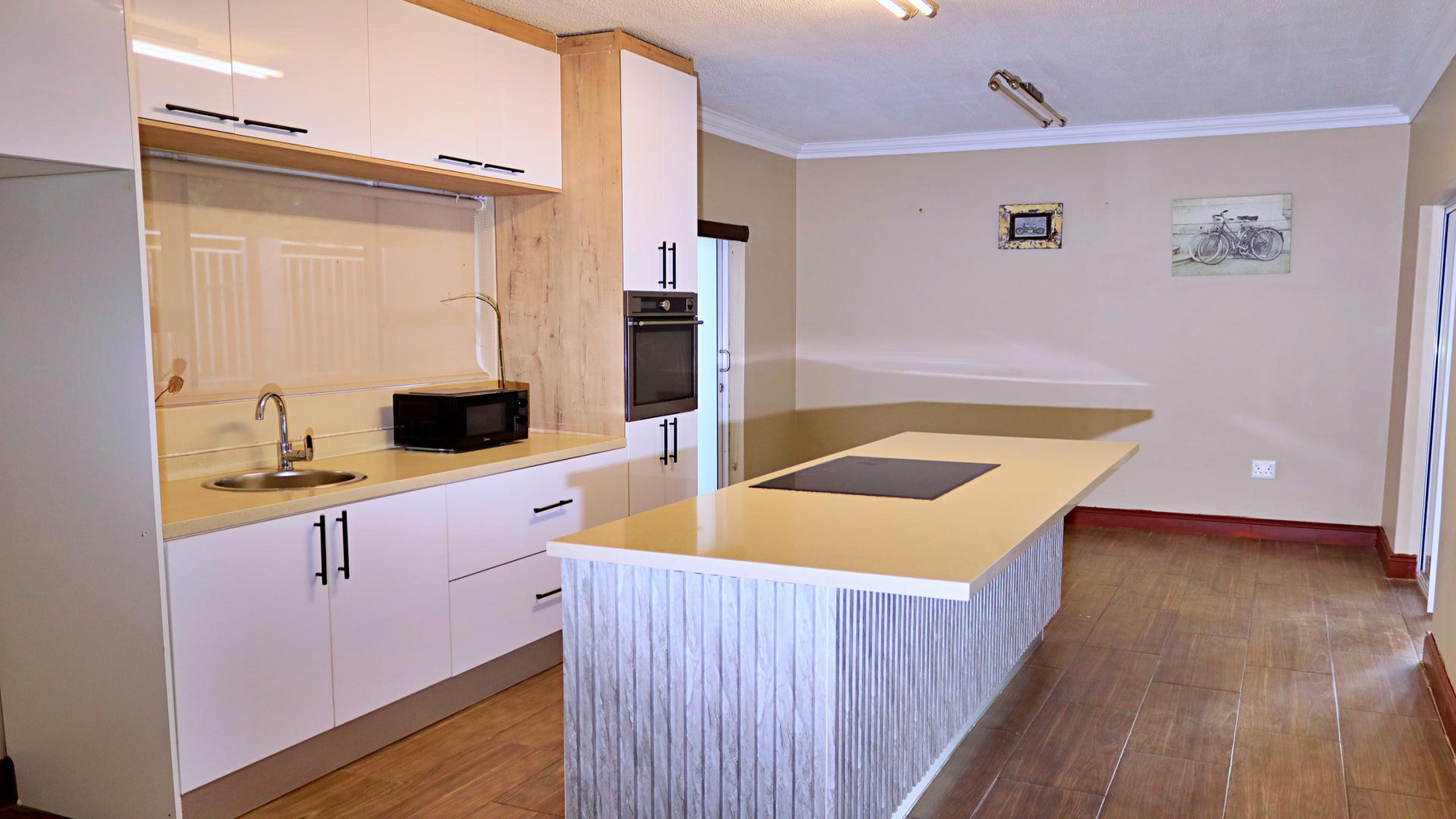 Kitchen of property in Louwlardia