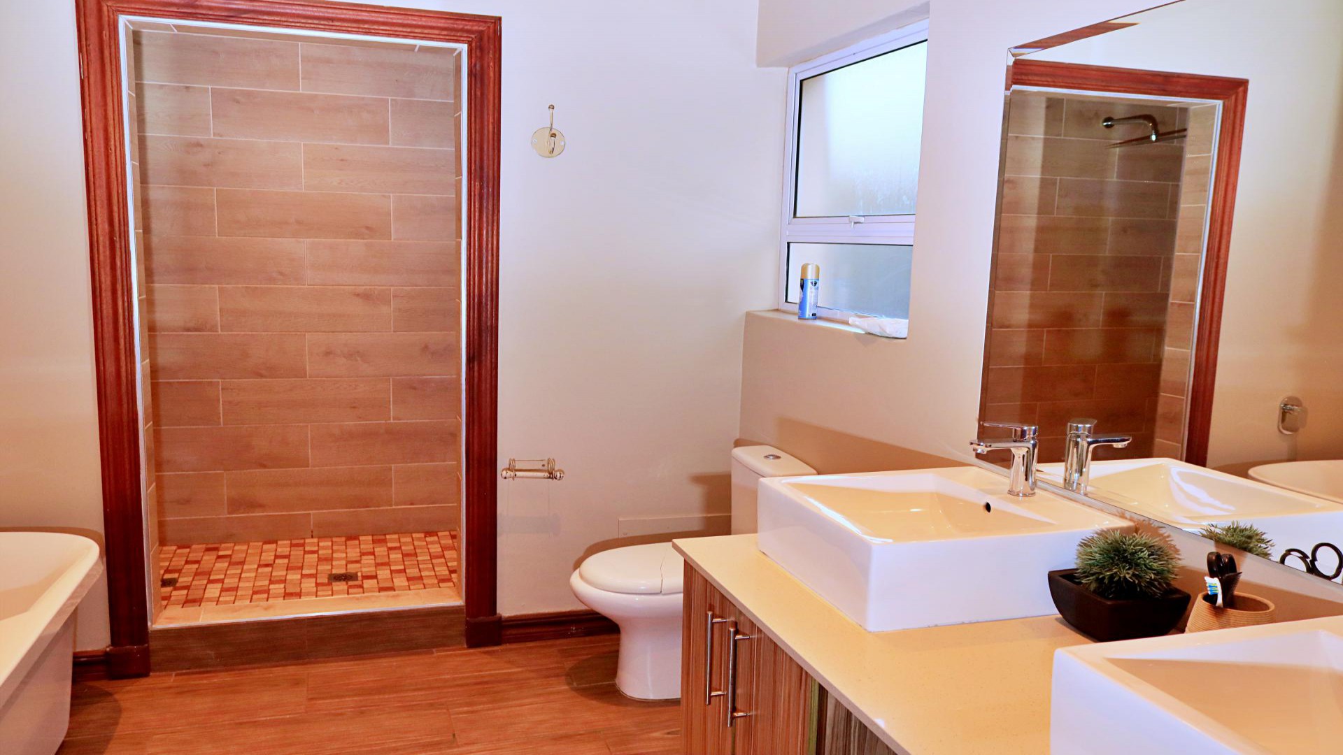 Bathroom 3+ of property in Louwlardia