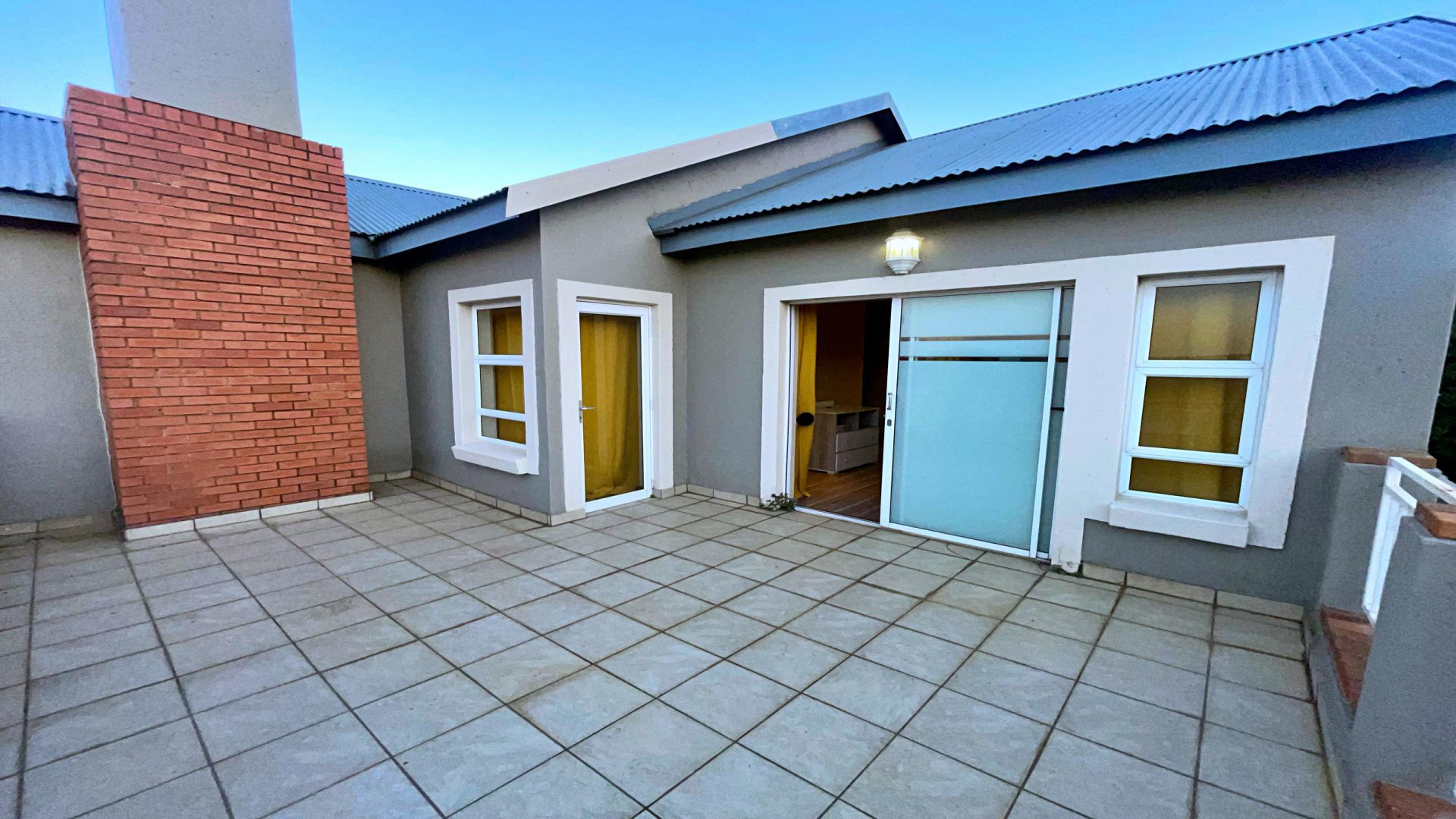 Balcony of property in Louwlardia