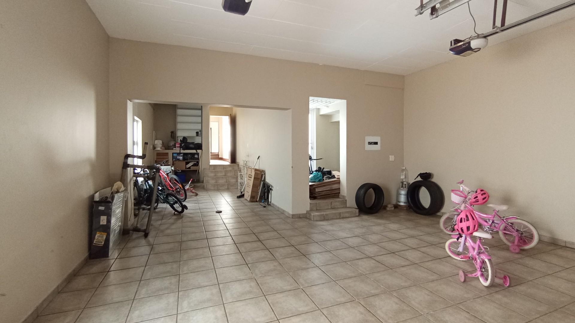 Garage - 58 square meters of property in Louwlardia