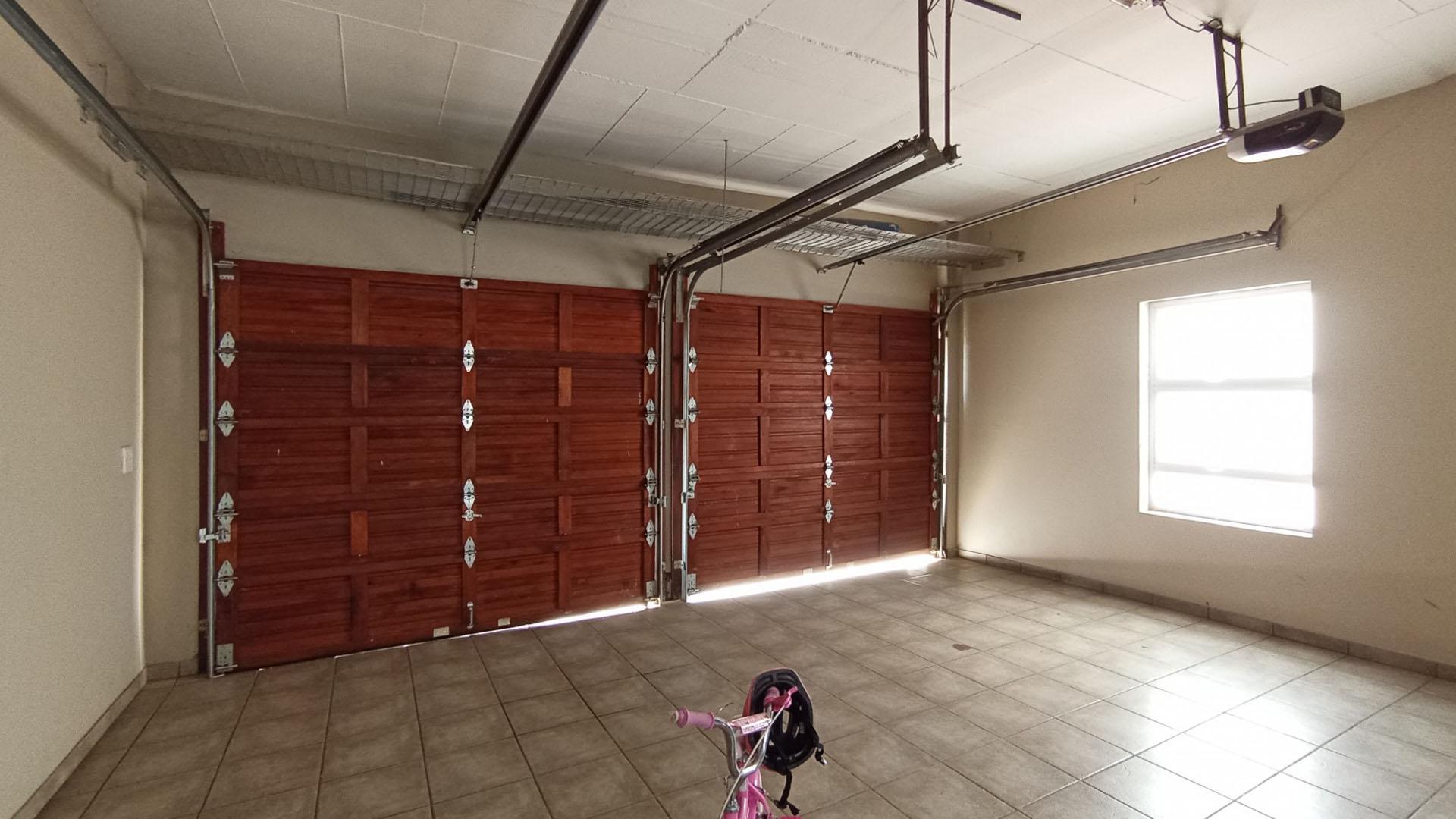 Garage - 58 square meters of property in Louwlardia