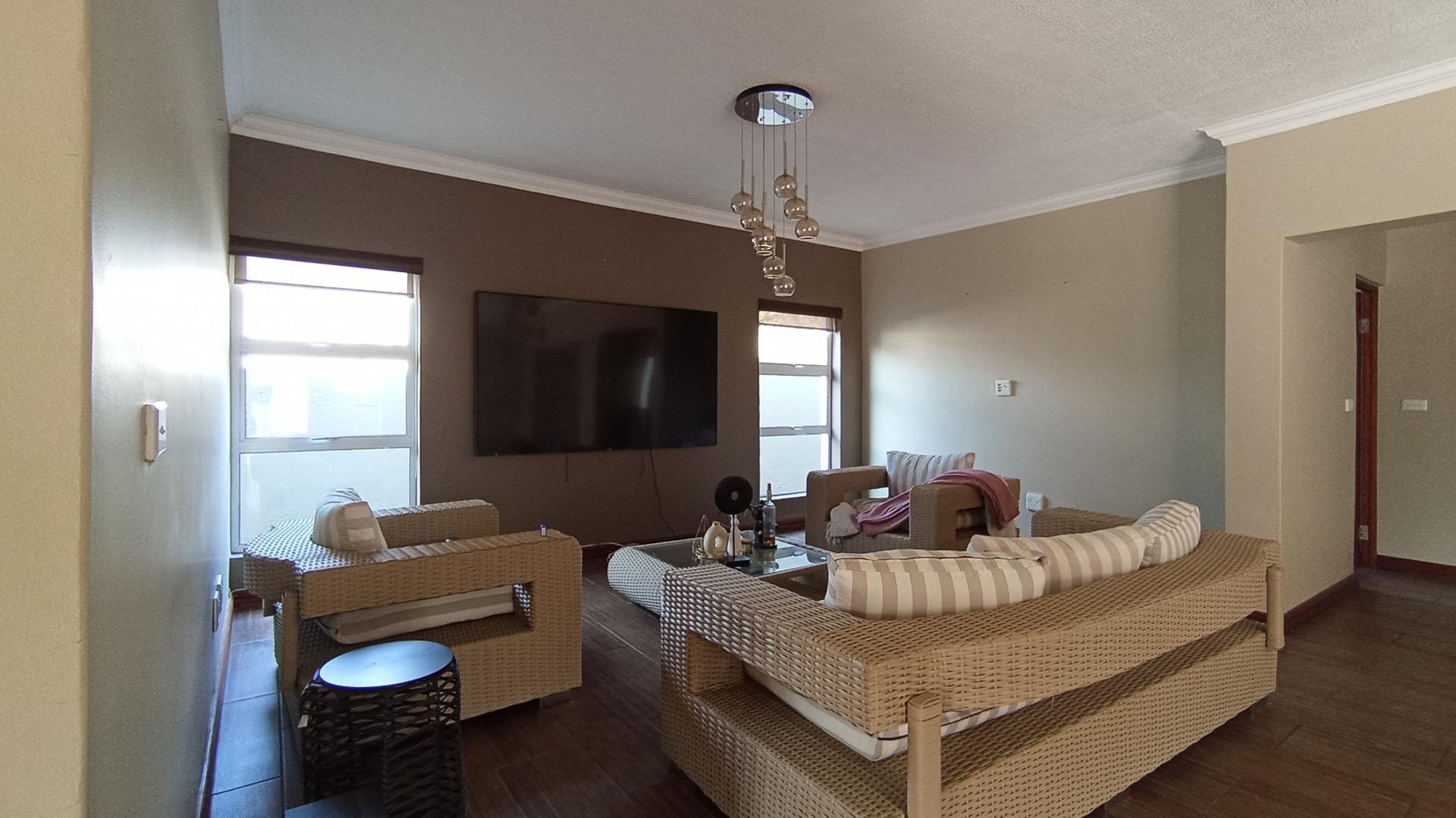 Lounges - 29 square meters of property in Louwlardia