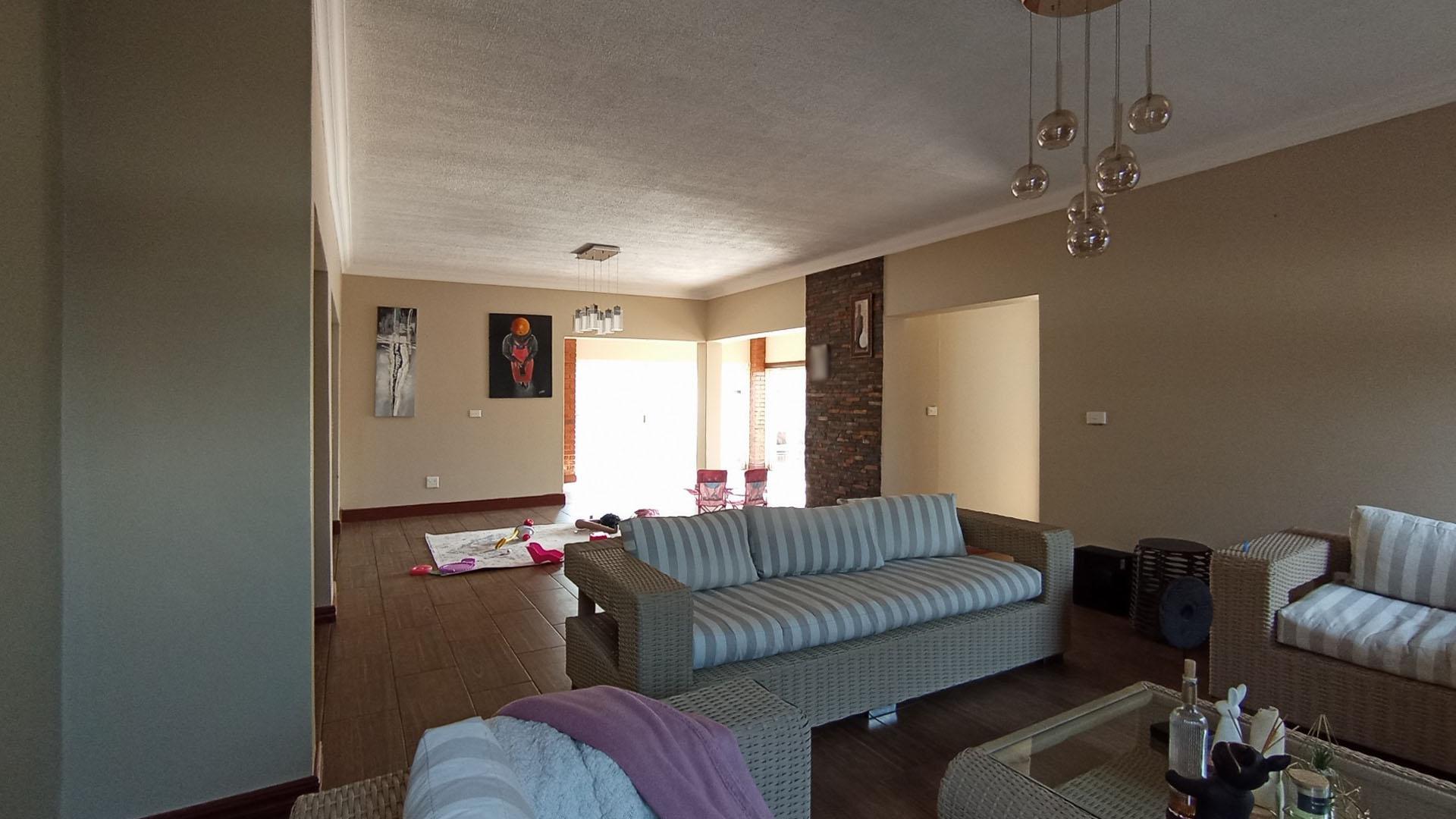 Lounges - 29 square meters of property in Louwlardia