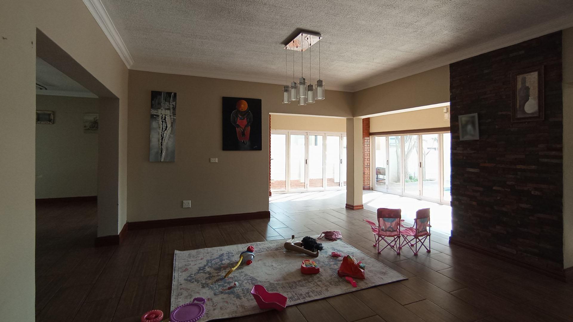 Dining Room - 18 square meters of property in Louwlardia