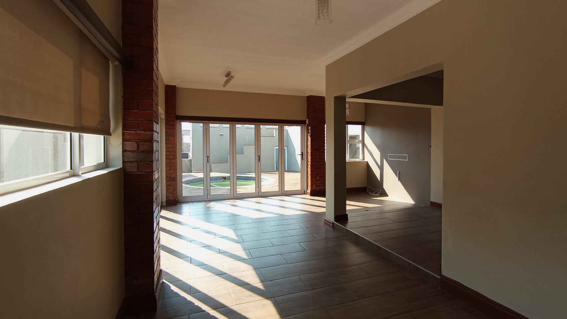 Entertainment - 33 square meters of property in Louwlardia