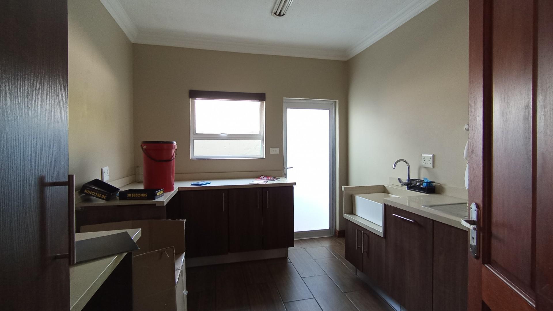 Scullery - 11 square meters of property in Louwlardia