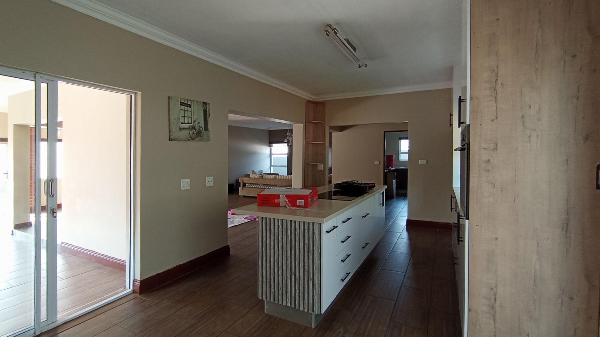 Kitchen - 24 square meters of property in Louwlardia