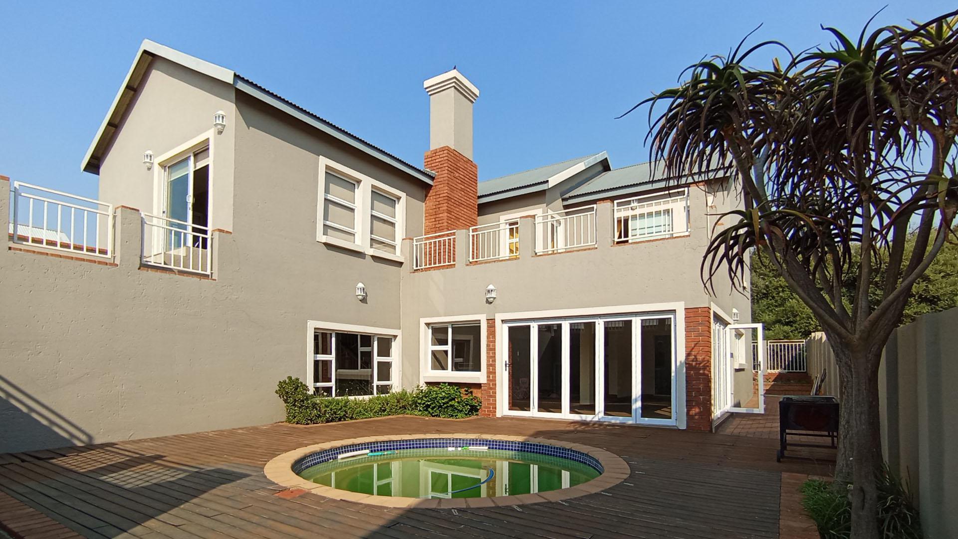 Front View of property in Louwlardia