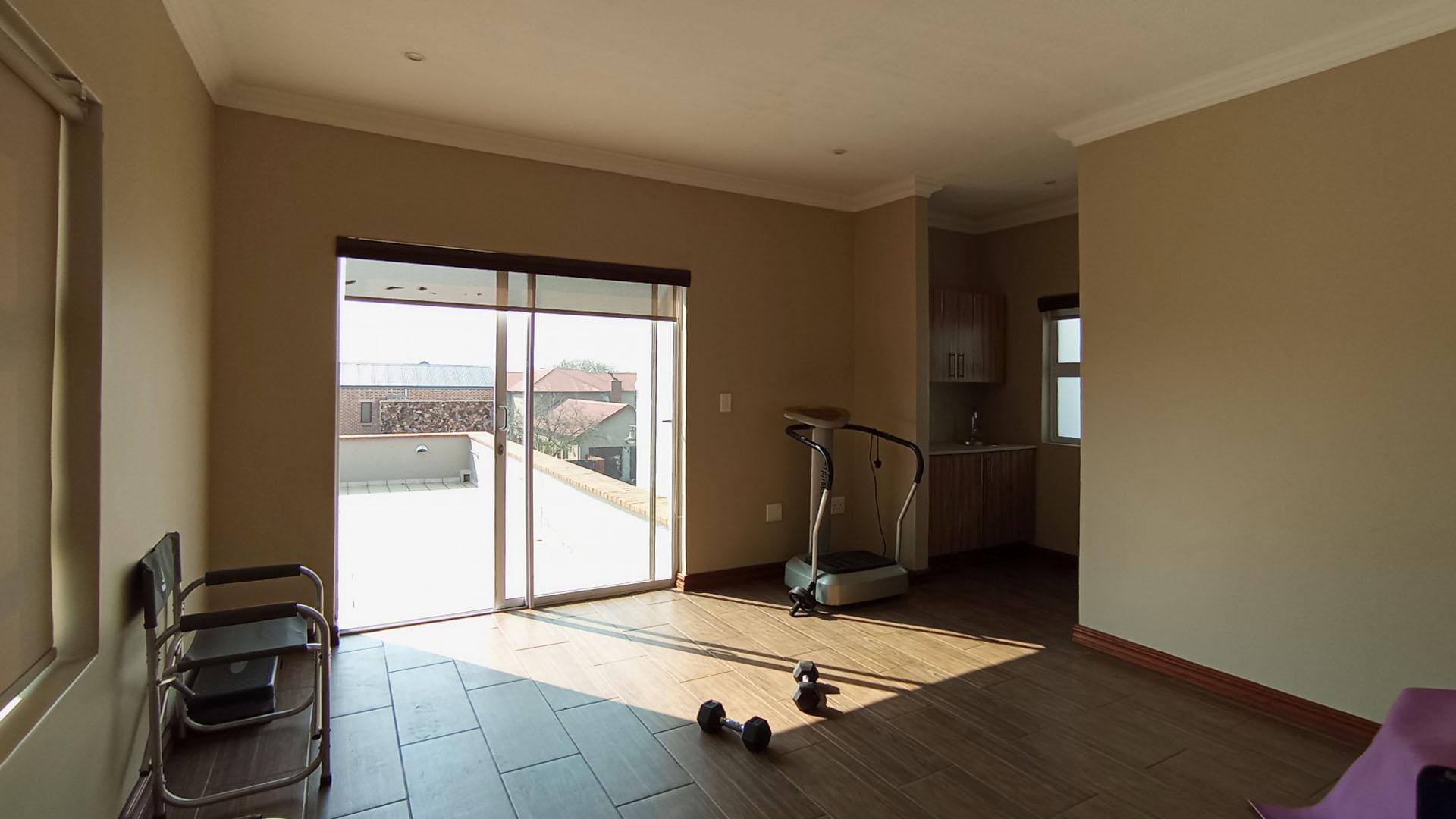 Lounges - 29 square meters of property in Louwlardia