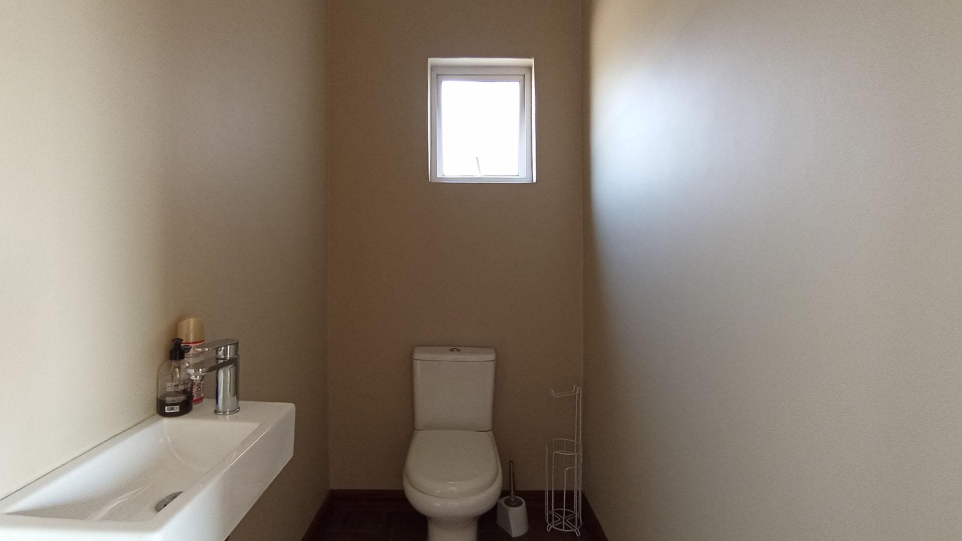 Guest Toilet - 6 square meters of property in Louwlardia