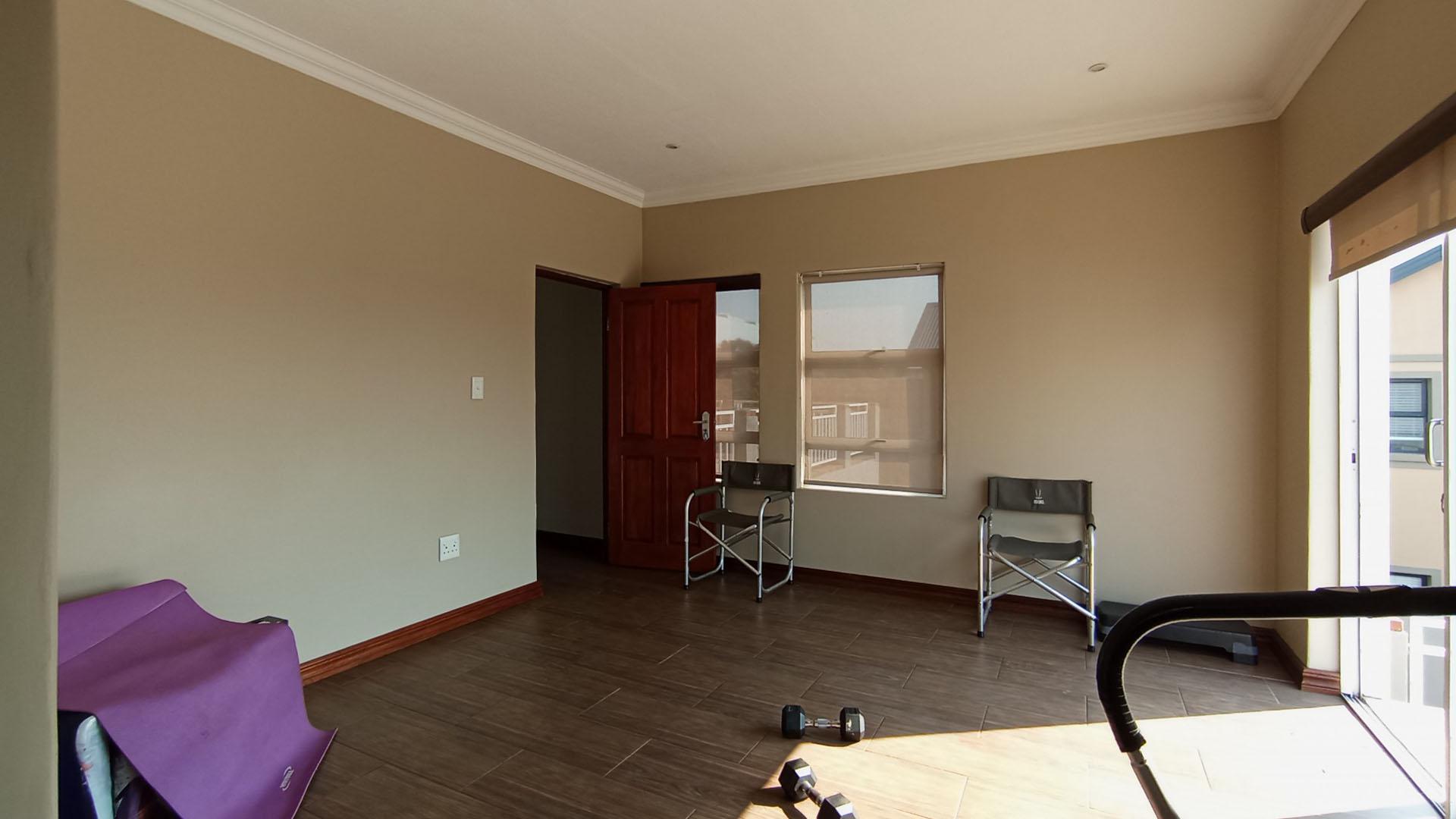 Lounges - 29 square meters of property in Louwlardia