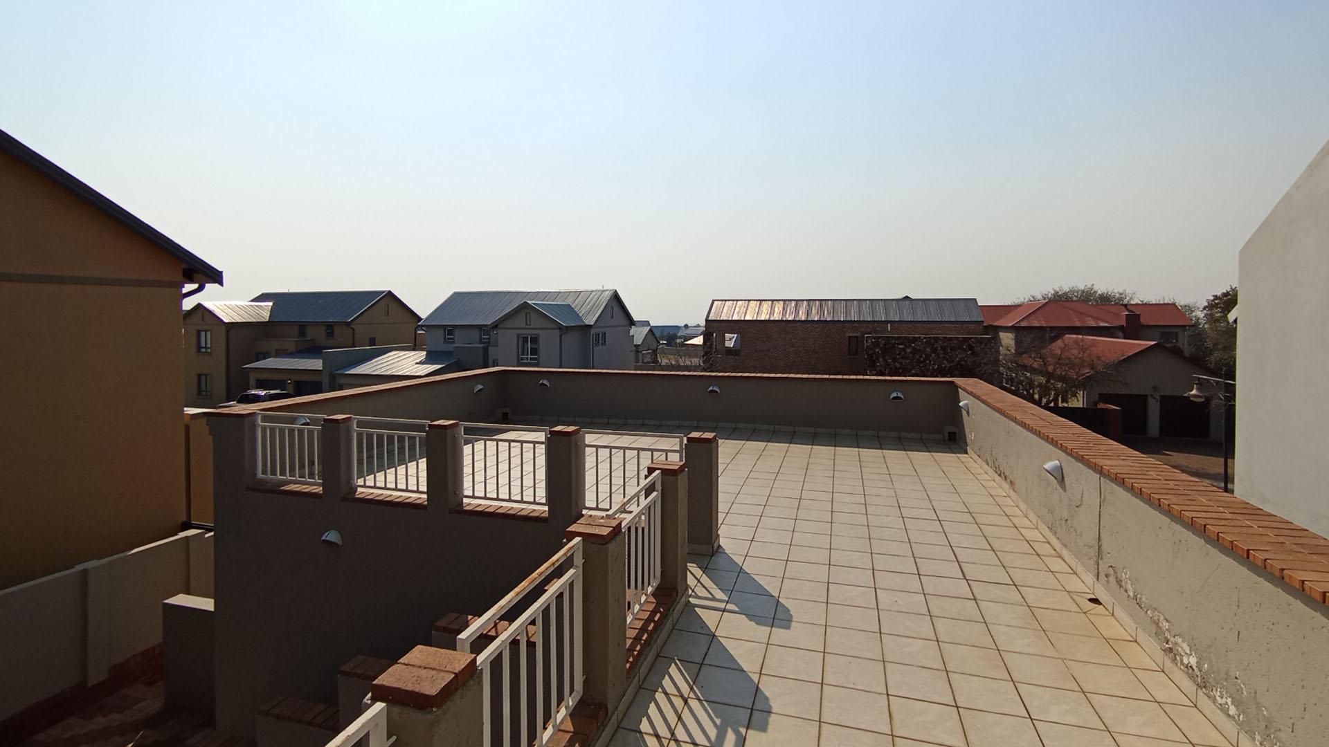 Balcony - 100 square meters of property in Louwlardia
