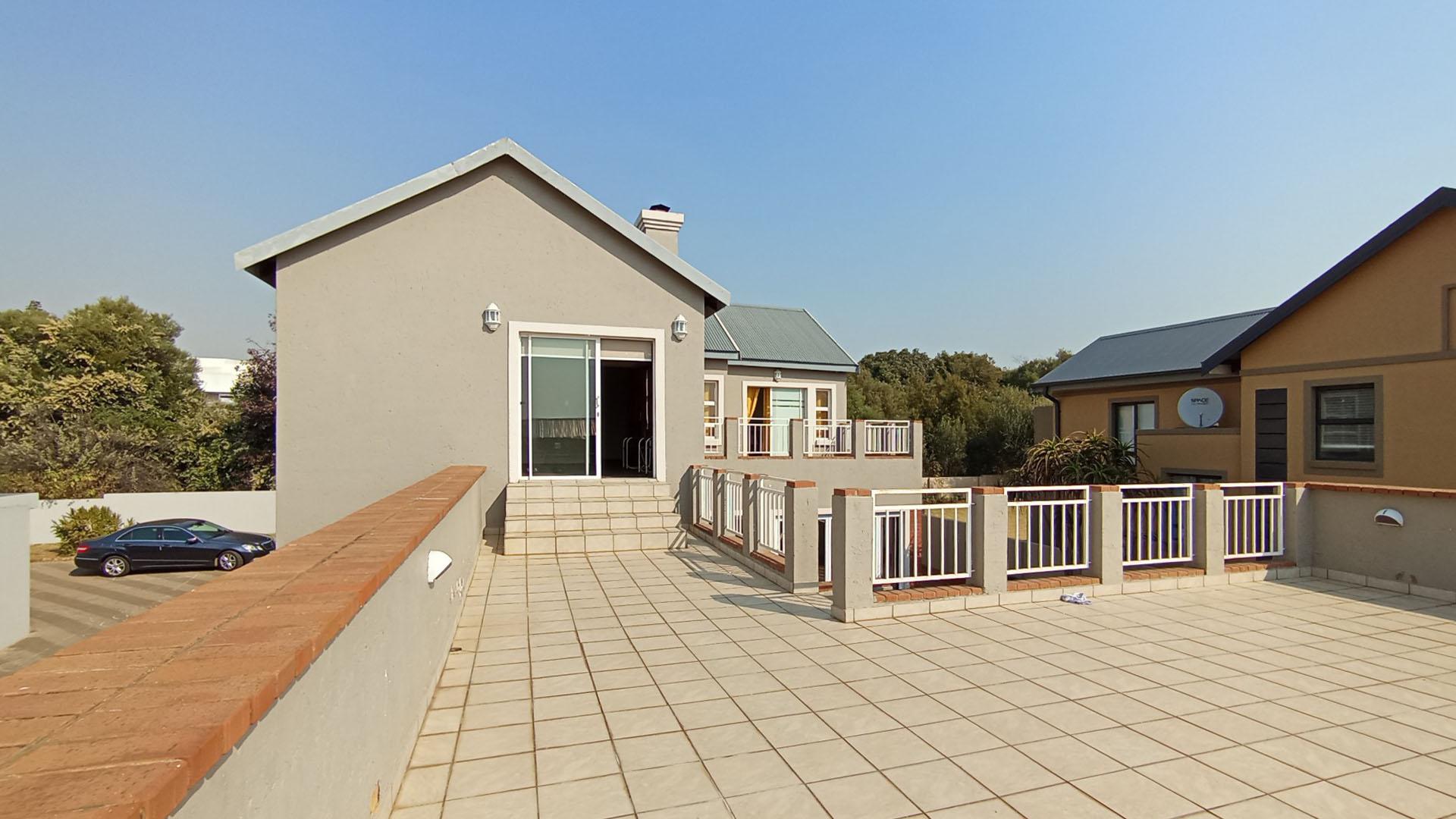 Balcony - 100 square meters of property in Louwlardia
