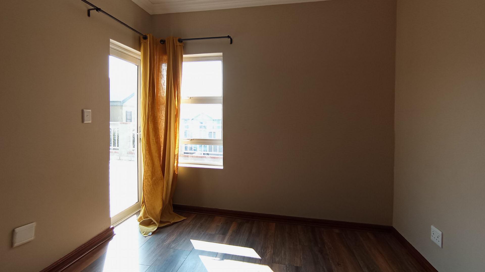 Bed Room 1 - 15 square meters of property in Louwlardia