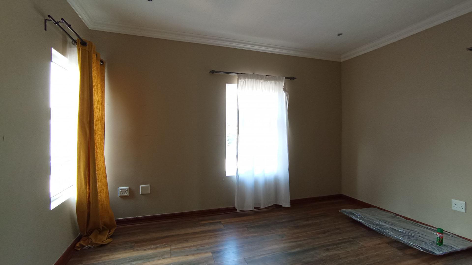 Bed Room 2 - 19 square meters of property in Louwlardia