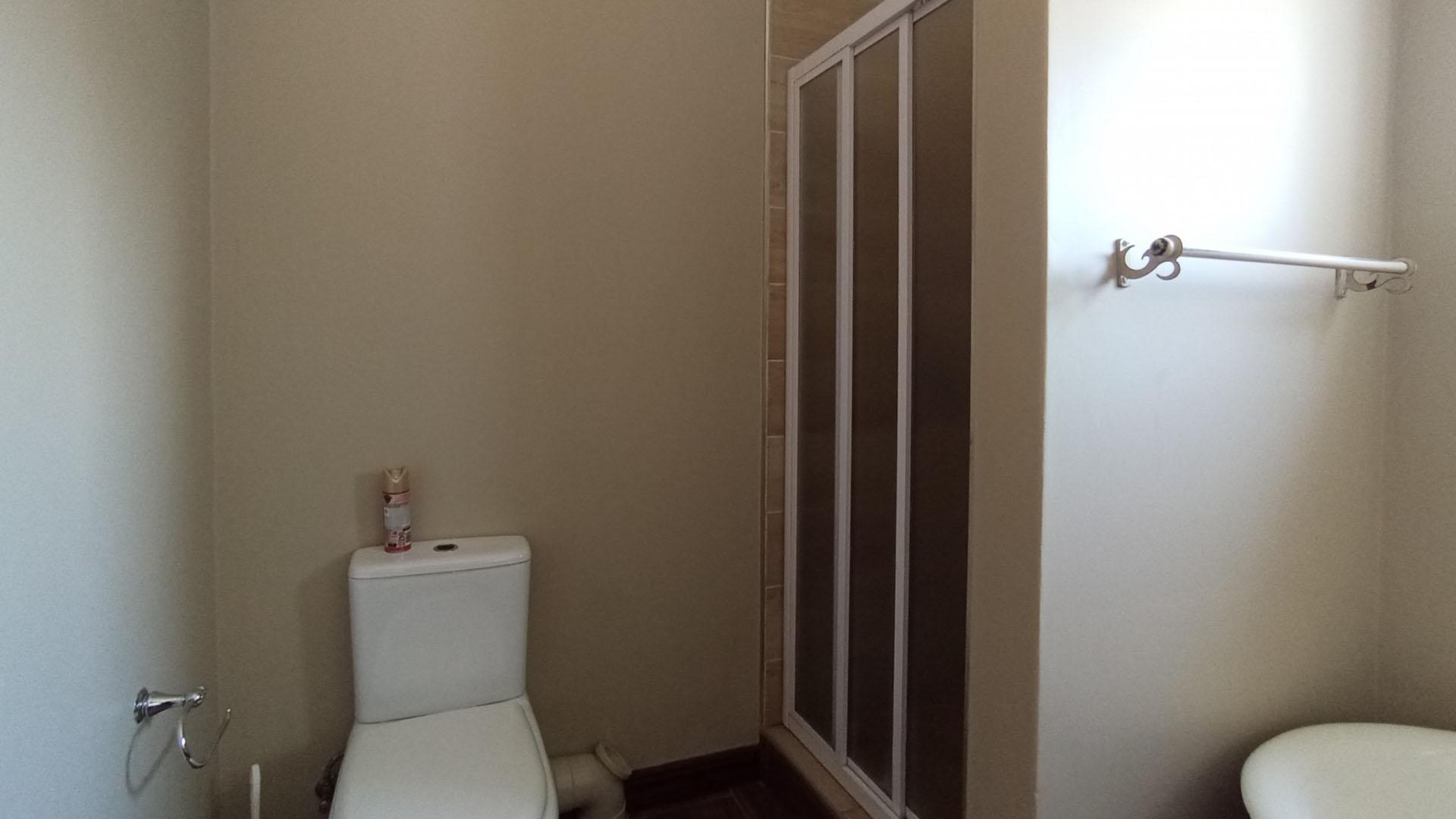 Bathroom 1 - 8 square meters of property in Louwlardia