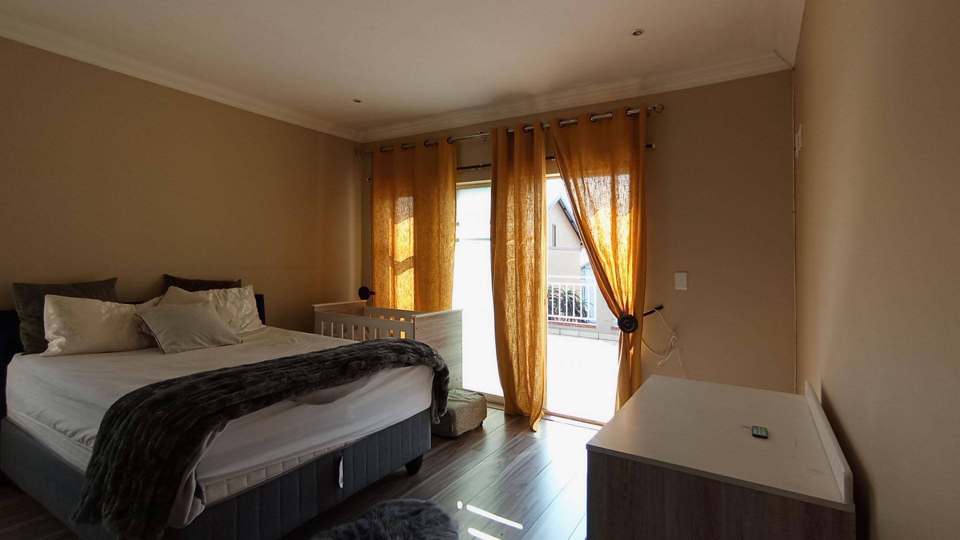 Main Bedroom - 34 square meters of property in Louwlardia