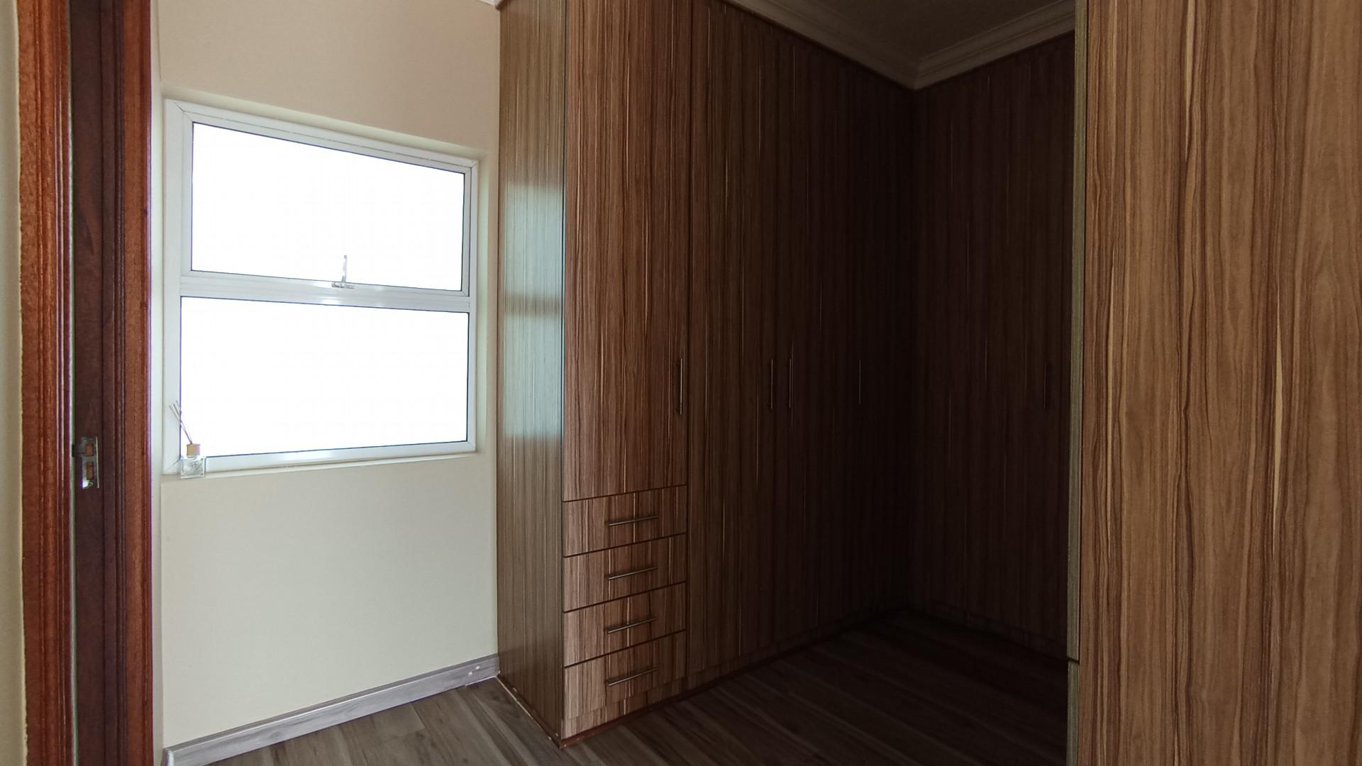 Main Bedroom - 34 square meters of property in Louwlardia