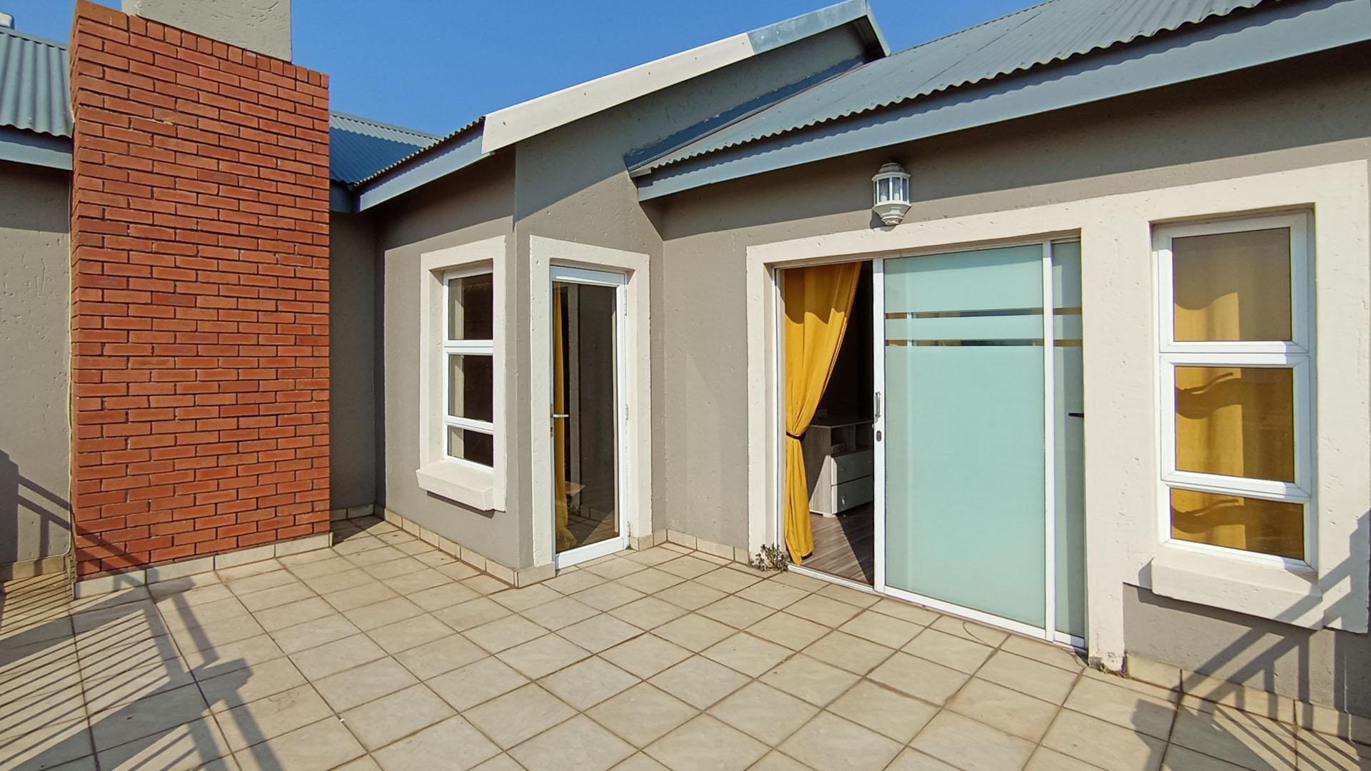 Balcony - 100 square meters of property in Louwlardia
