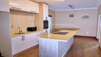 Kitchen of property in Louwlardia