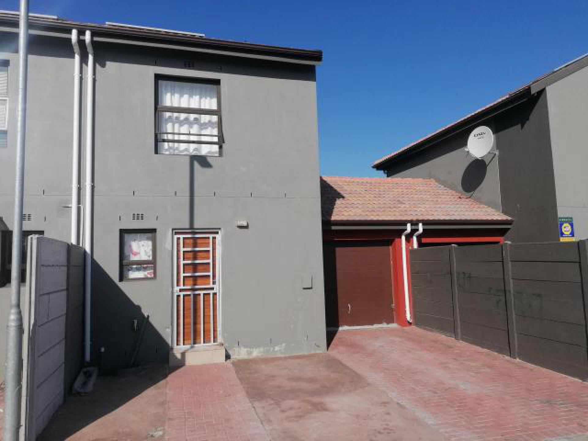 Front View of property in Camelot