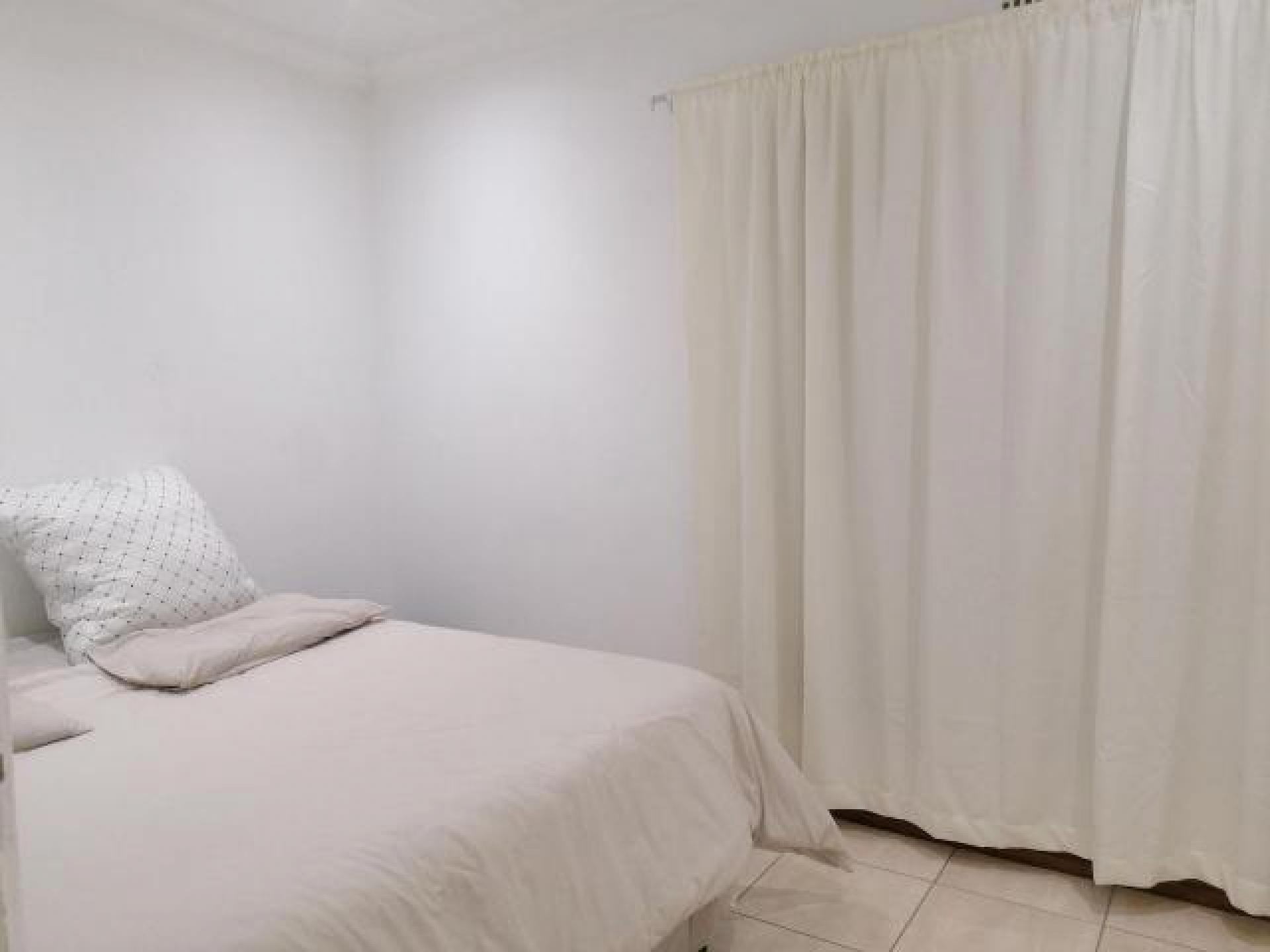 Bed Room 1 of property in Camelot