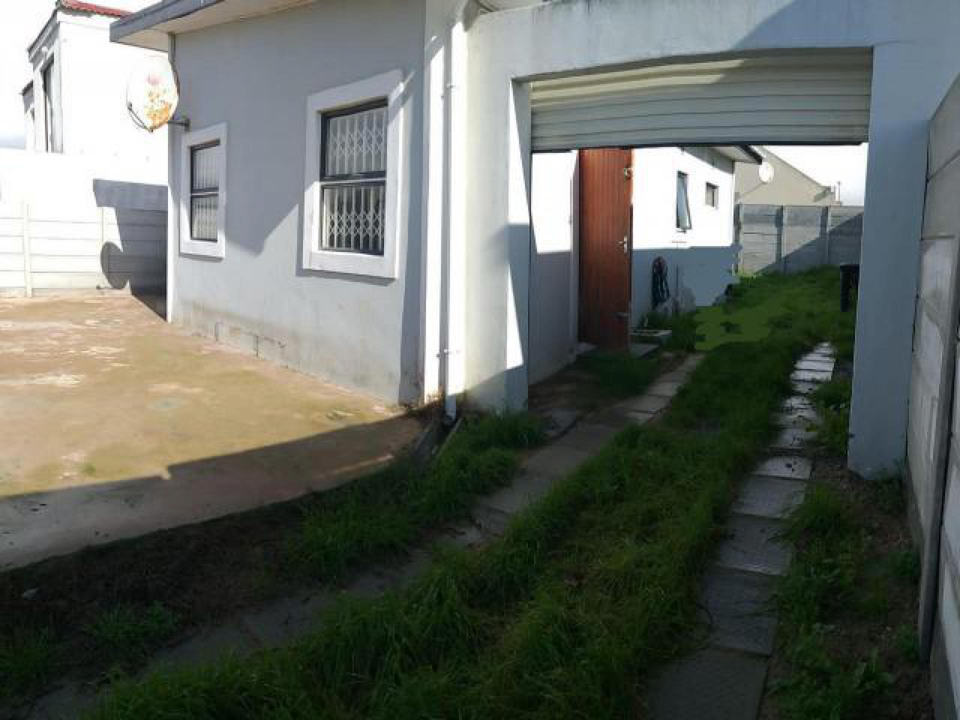 Front View of property in Macassar
