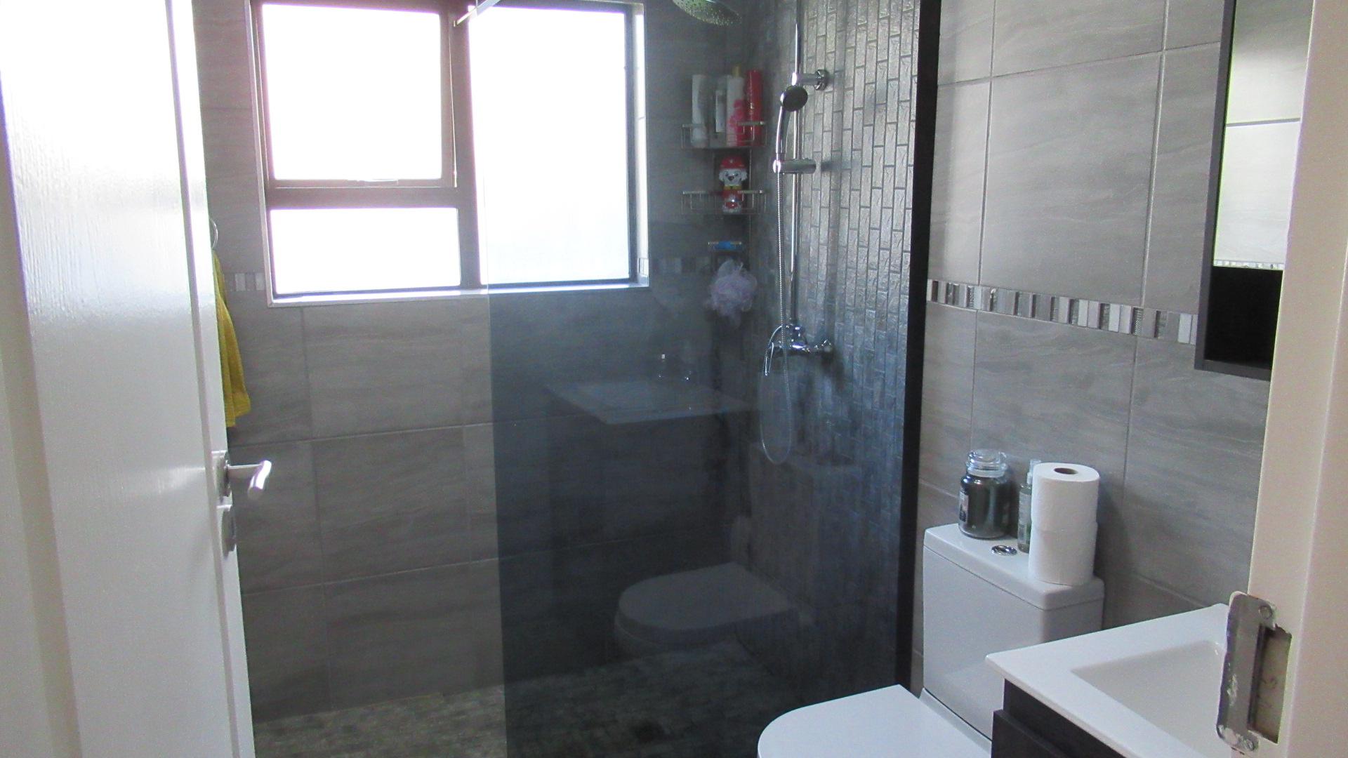 Bathroom 1 - 6 square meters of property in North Riding A.H.