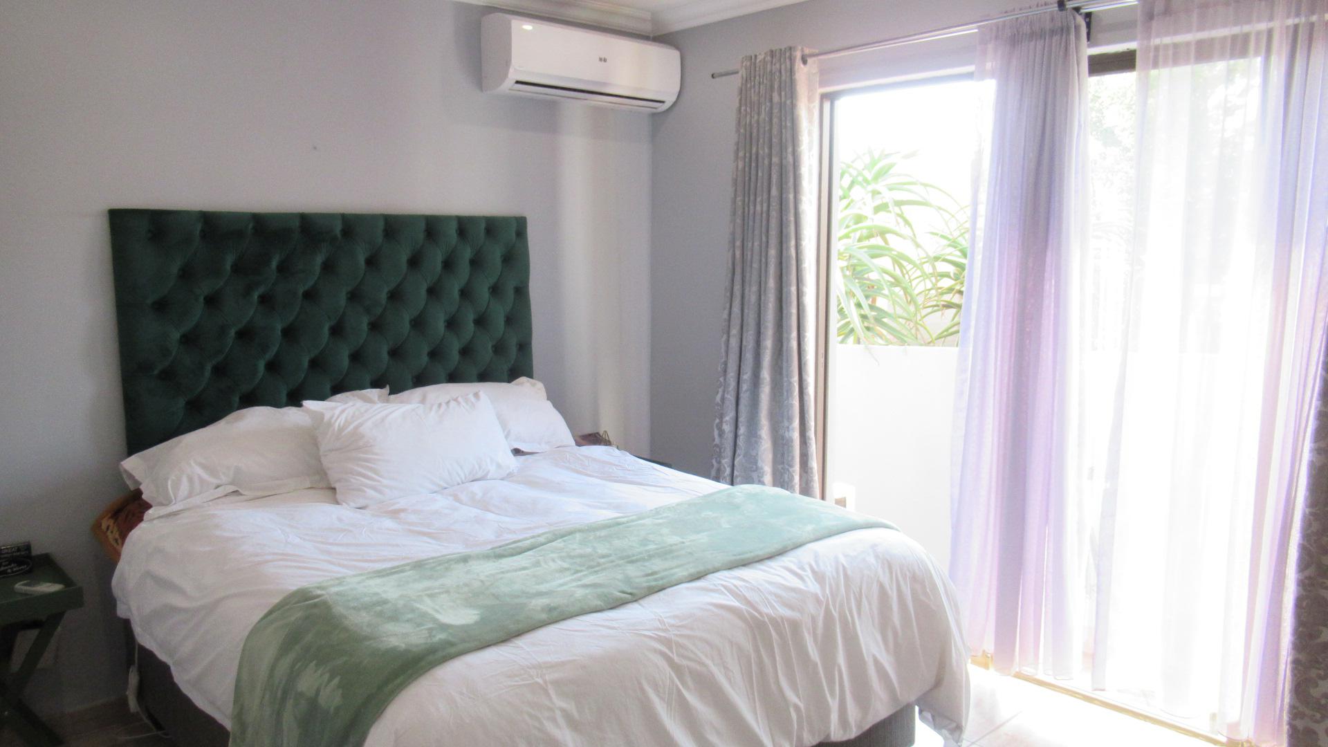 Main Bedroom - 22 square meters of property in North Riding A.H.