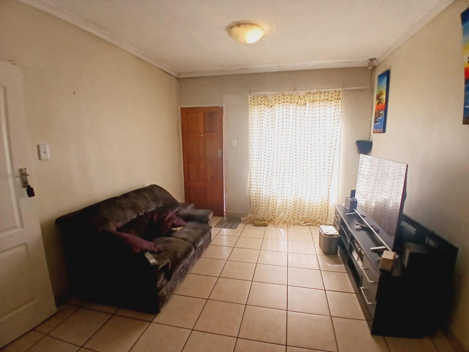 Lounges - 14 square meters of property in Emalahleni (Witbank) 