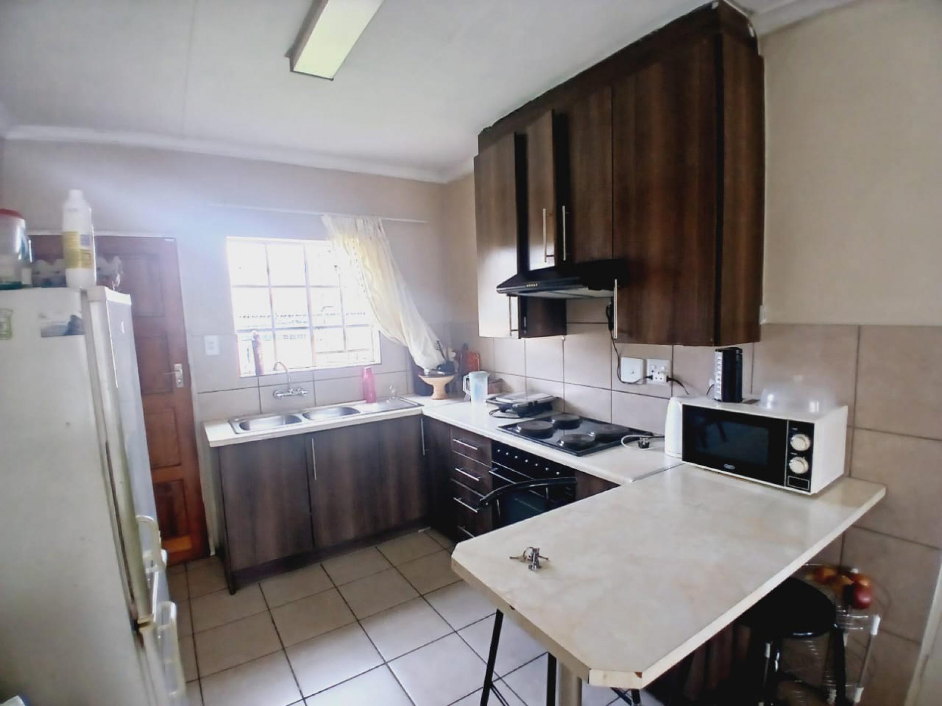 Kitchen - 10 square meters of property in Emalahleni (Witbank) 