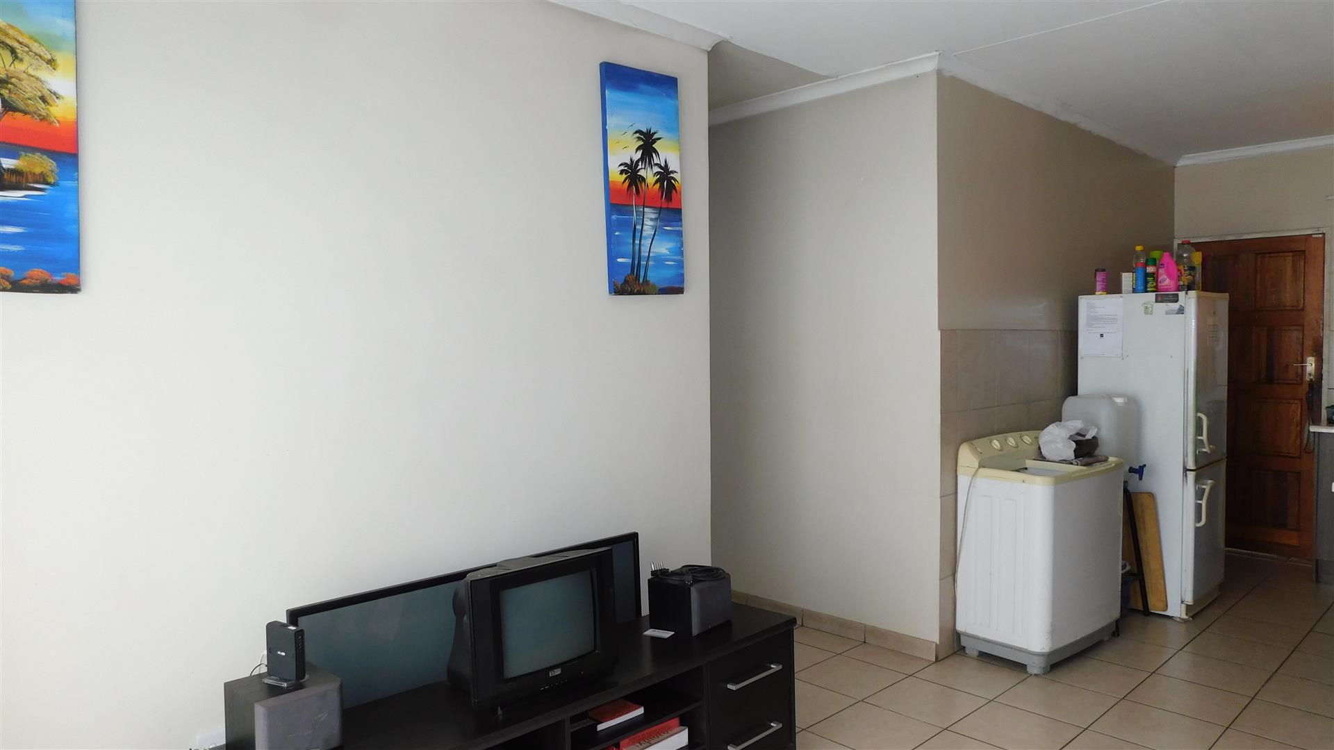 Lounges - 14 square meters of property in Emalahleni (Witbank) 