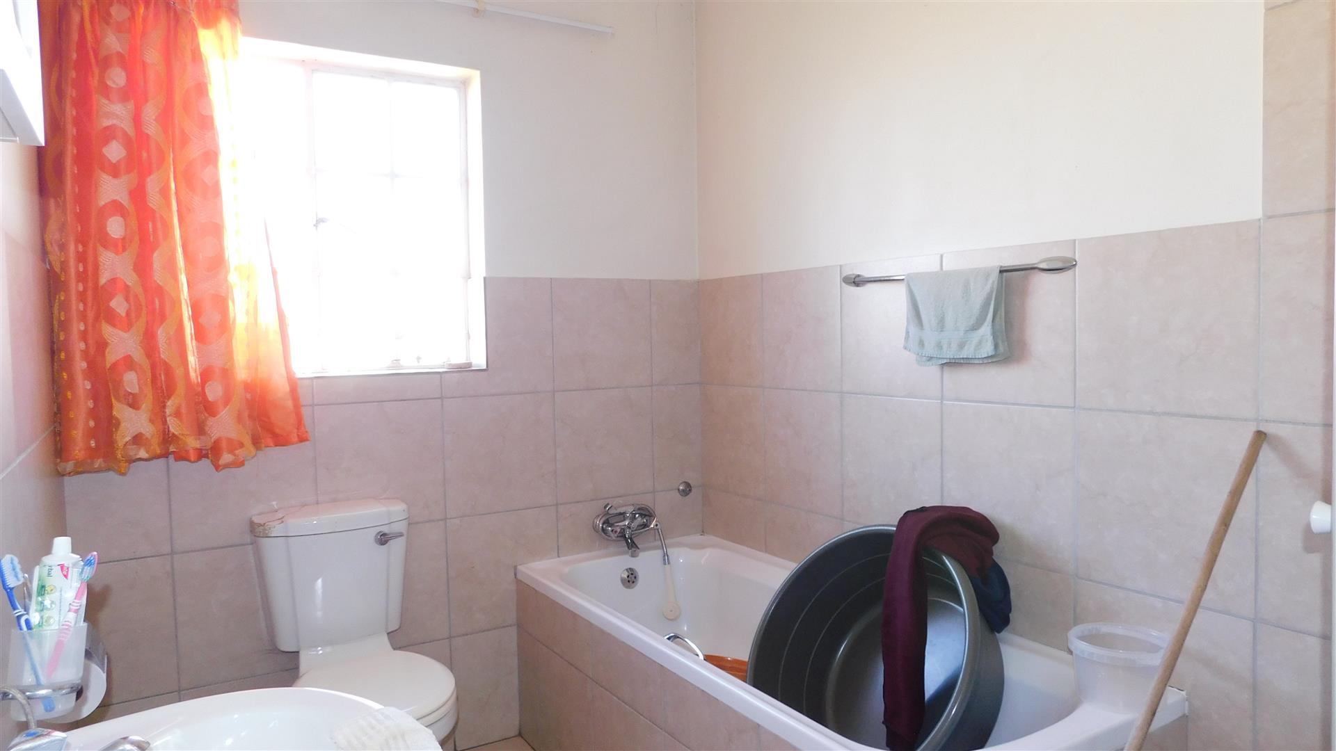 Bathroom 1 - 8 square meters of property in Emalahleni (Witbank) 