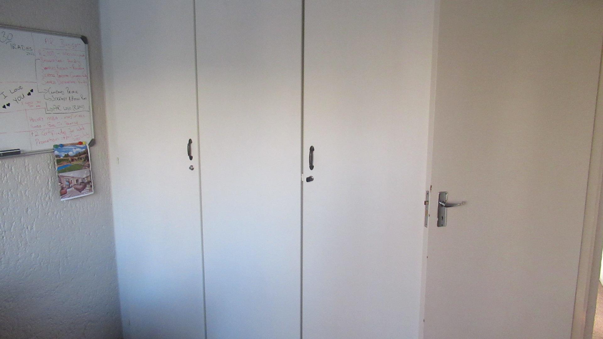 Bed Room 1 - 11 square meters of property in Bryanston