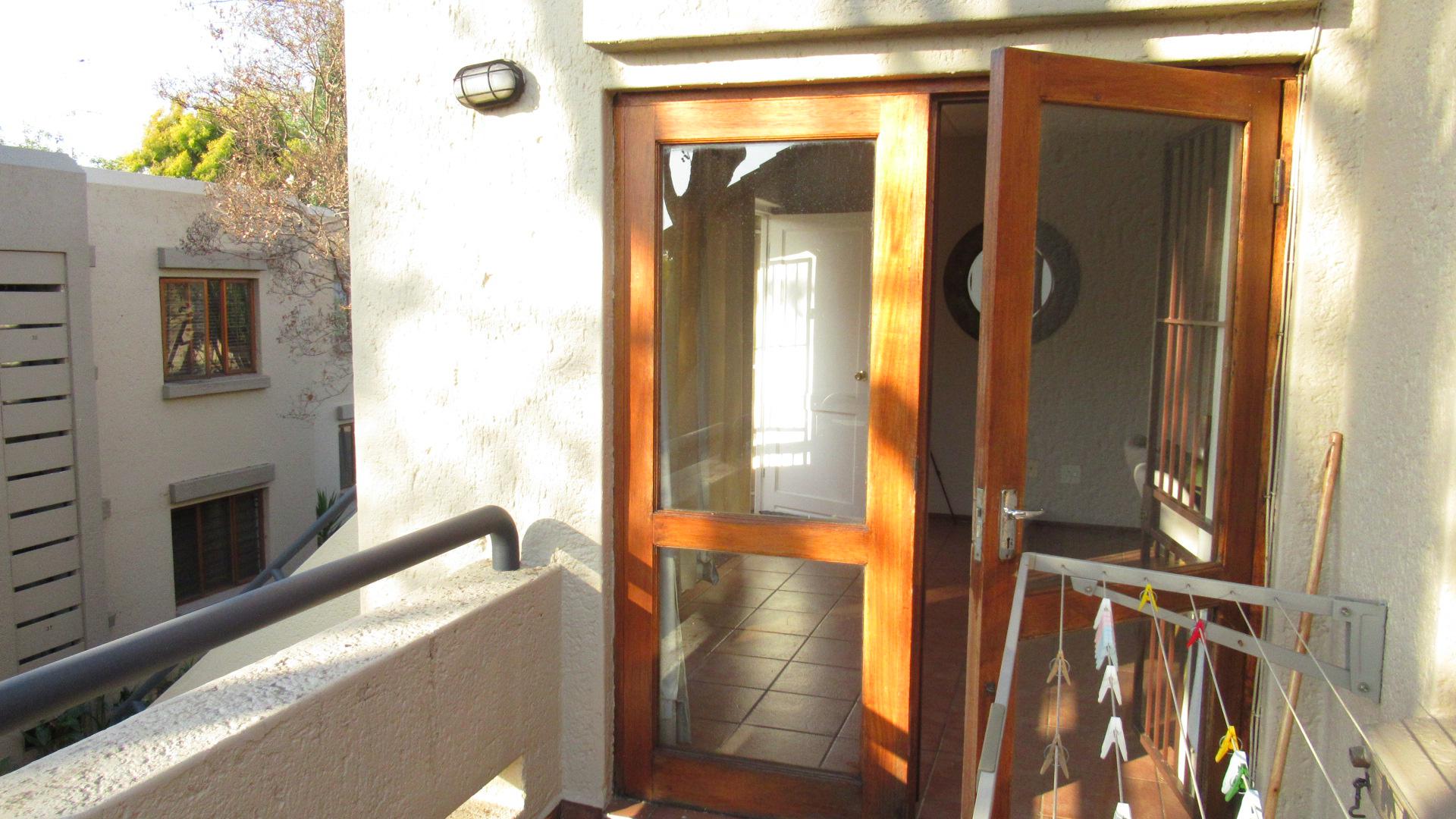 Balcony - 9 square meters of property in Bryanston