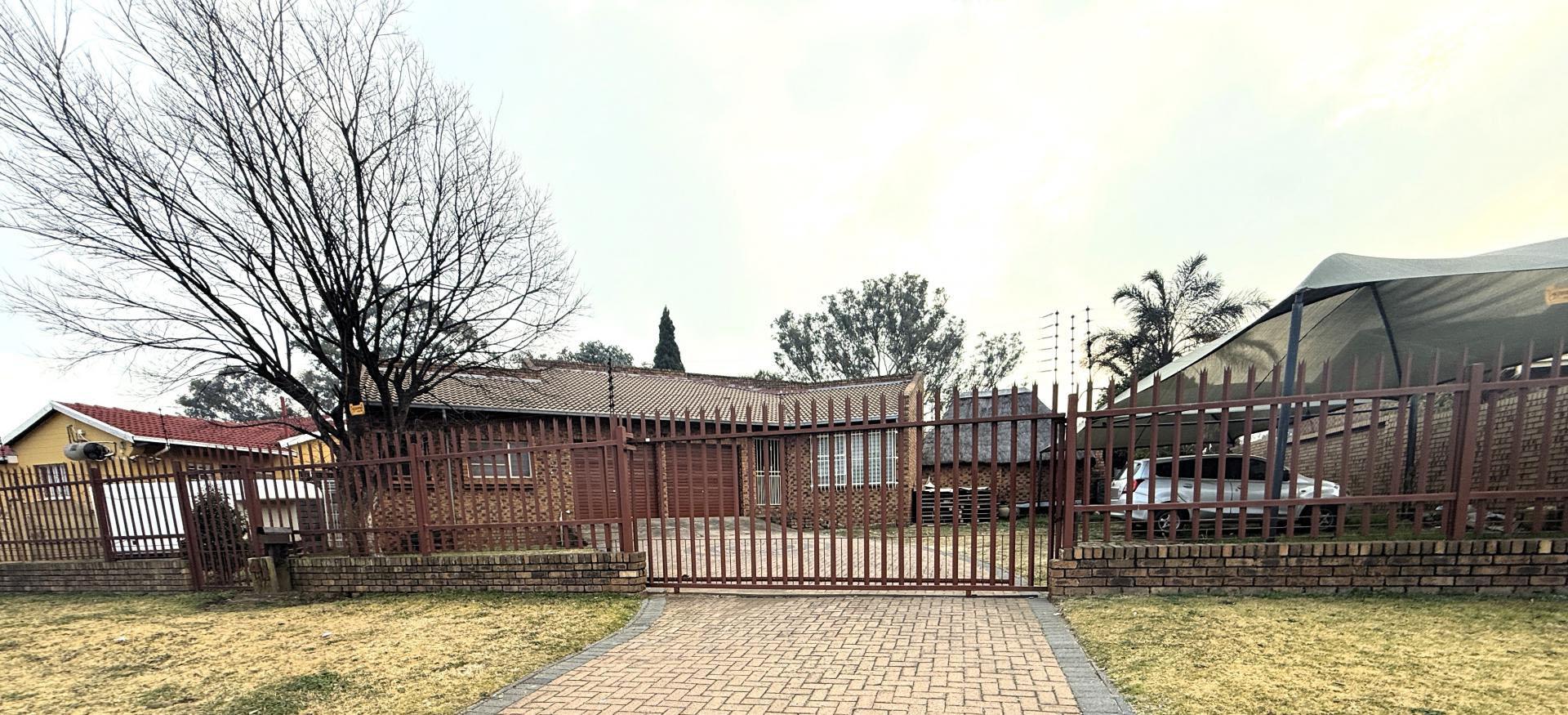Front View of property in Winchester Hills