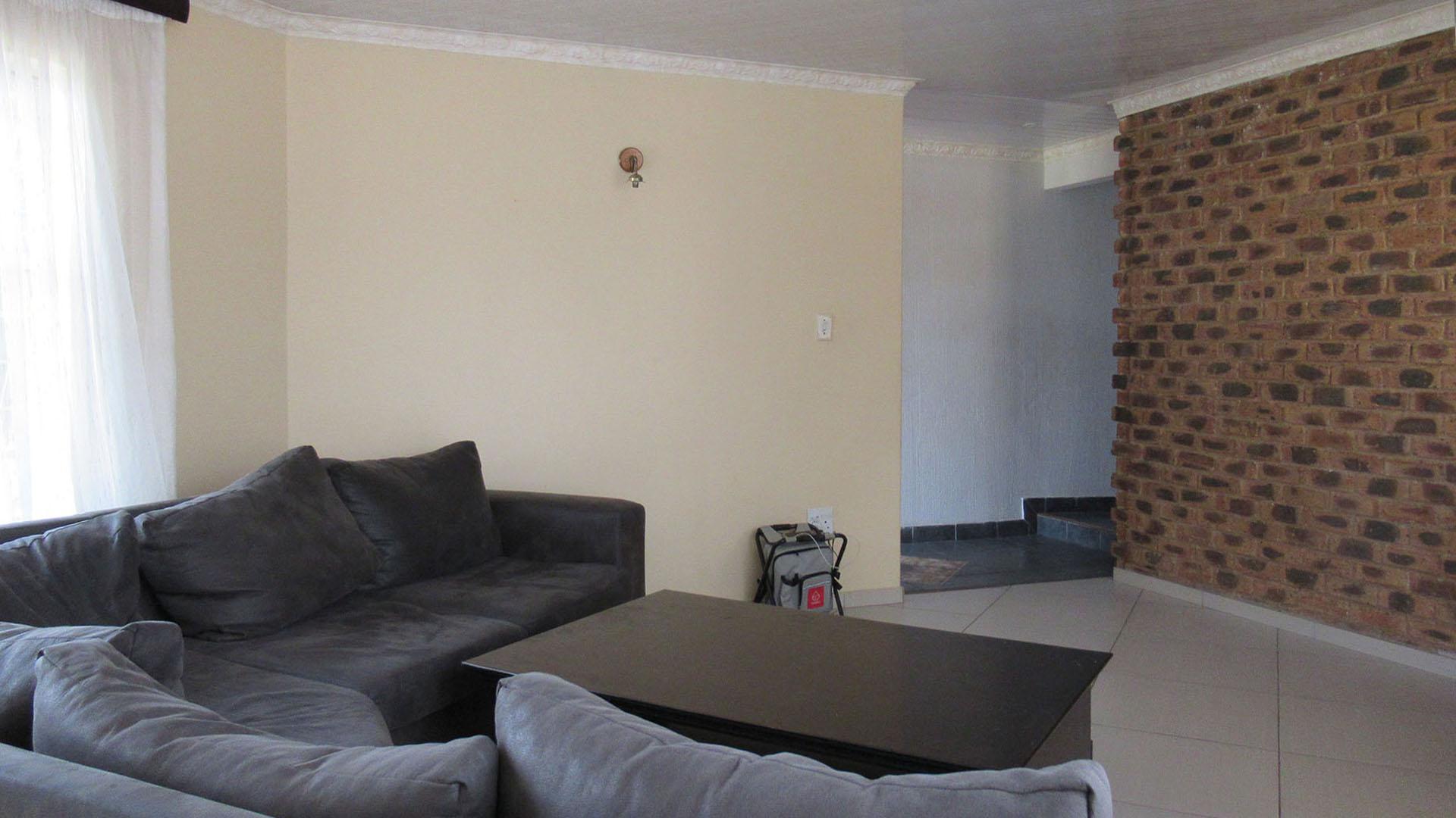 Lounges - 39 square meters of property in Winchester Hills