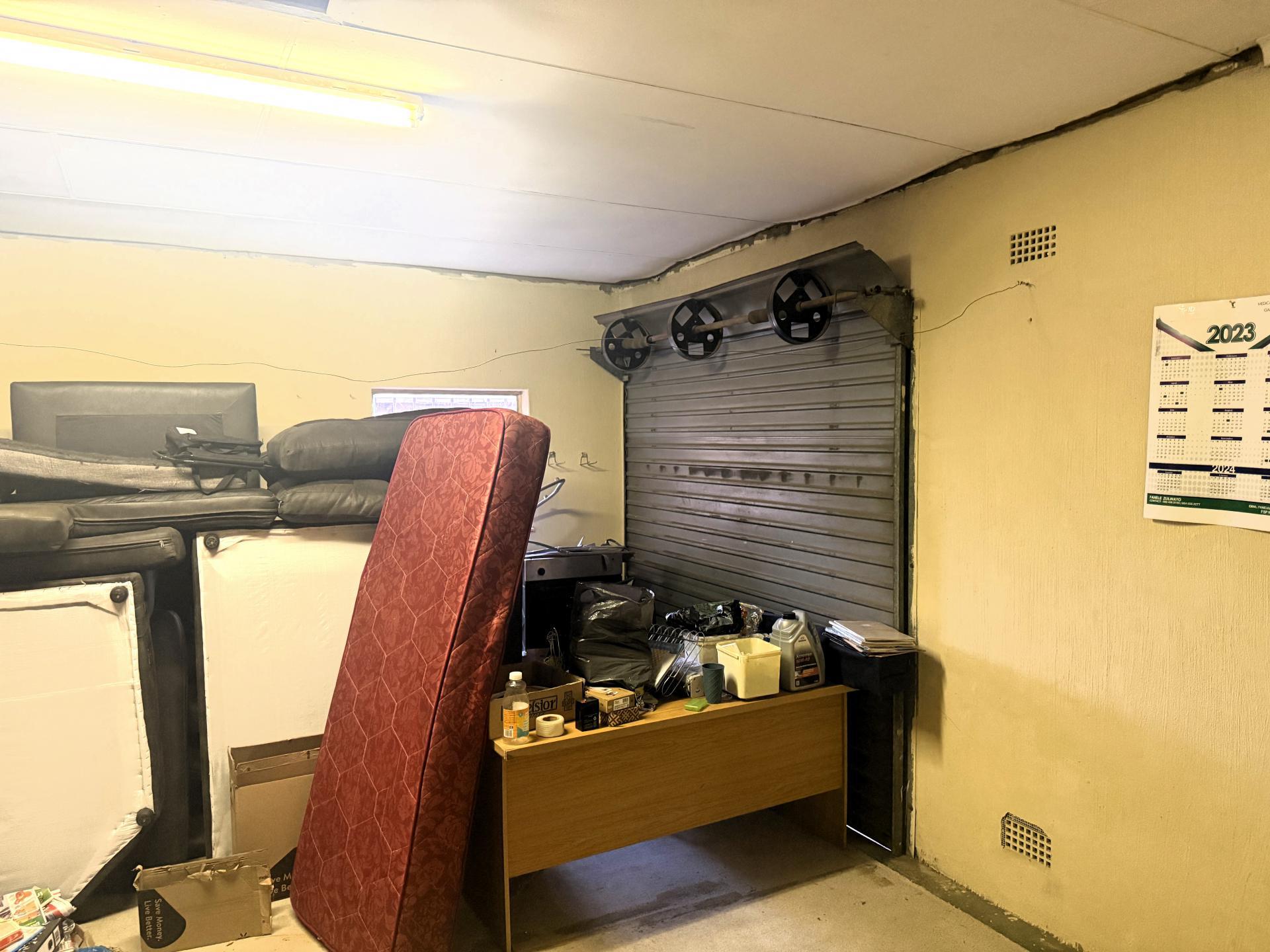 Garage of property in Winchester Hills